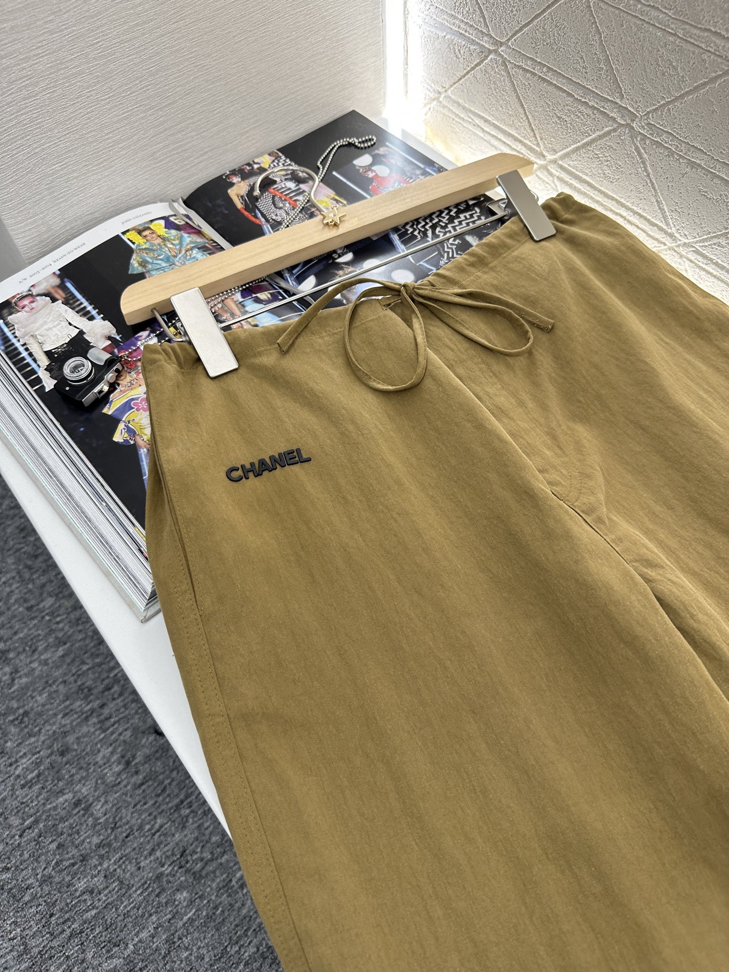 ♥Chane*♥2025新品上架
   抽绳绣花阔腿长裤
定制YB进口天丝棉材质 肌理明显 垂顺舒适 抽