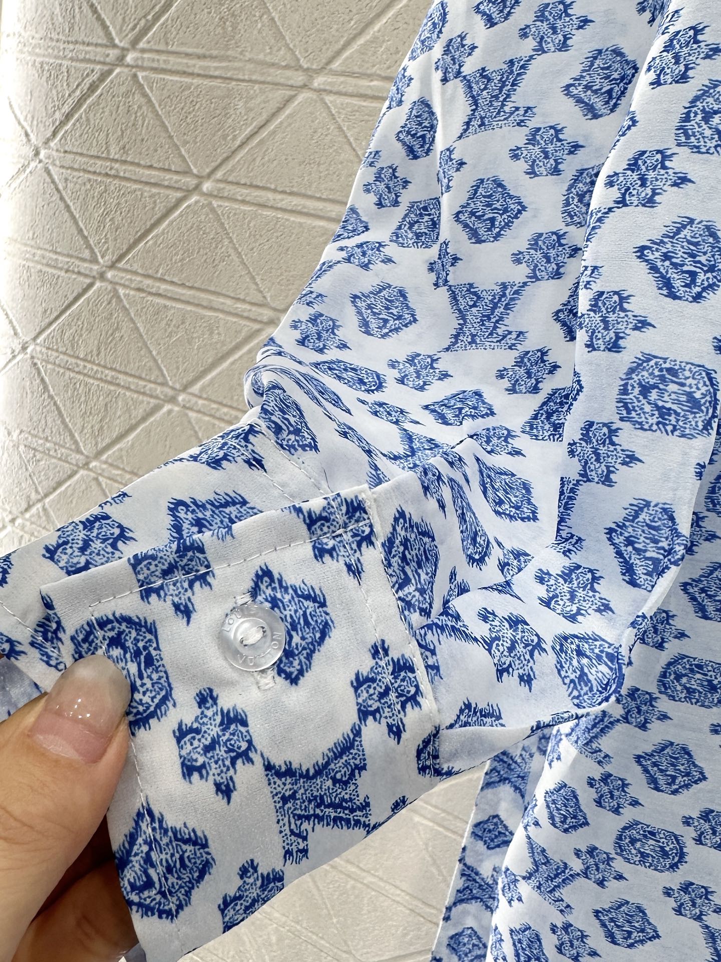 ♥Louis Vuitto*♥2025新品上架
   印花腰带衬衫连衣裙
定制YB进口斜纹稠材质 质感透