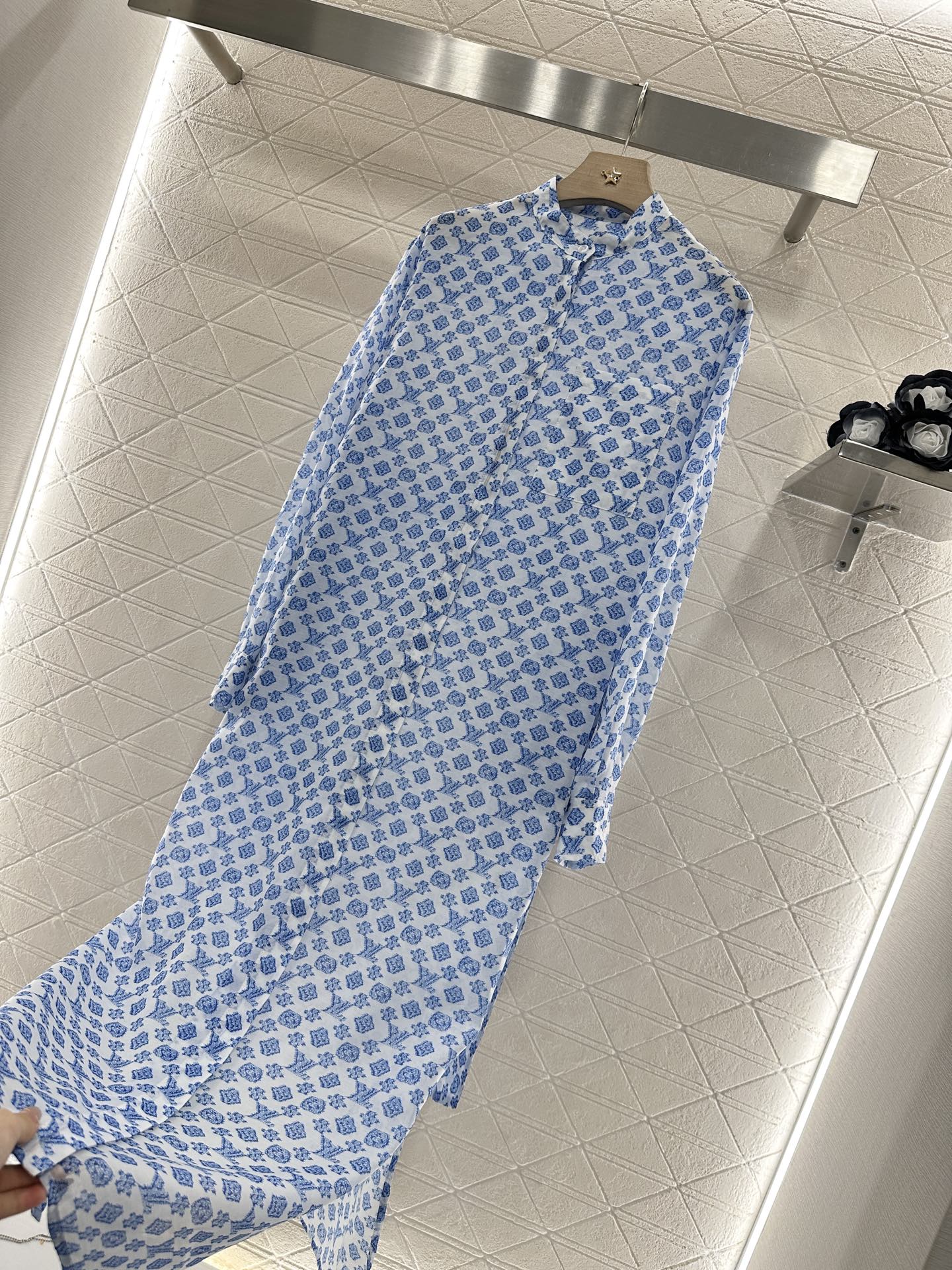 ♥Louis Vuitto*♥2025新品上架
   印花腰带衬衫连衣裙
定制YB进口斜纹稠材质 质感透