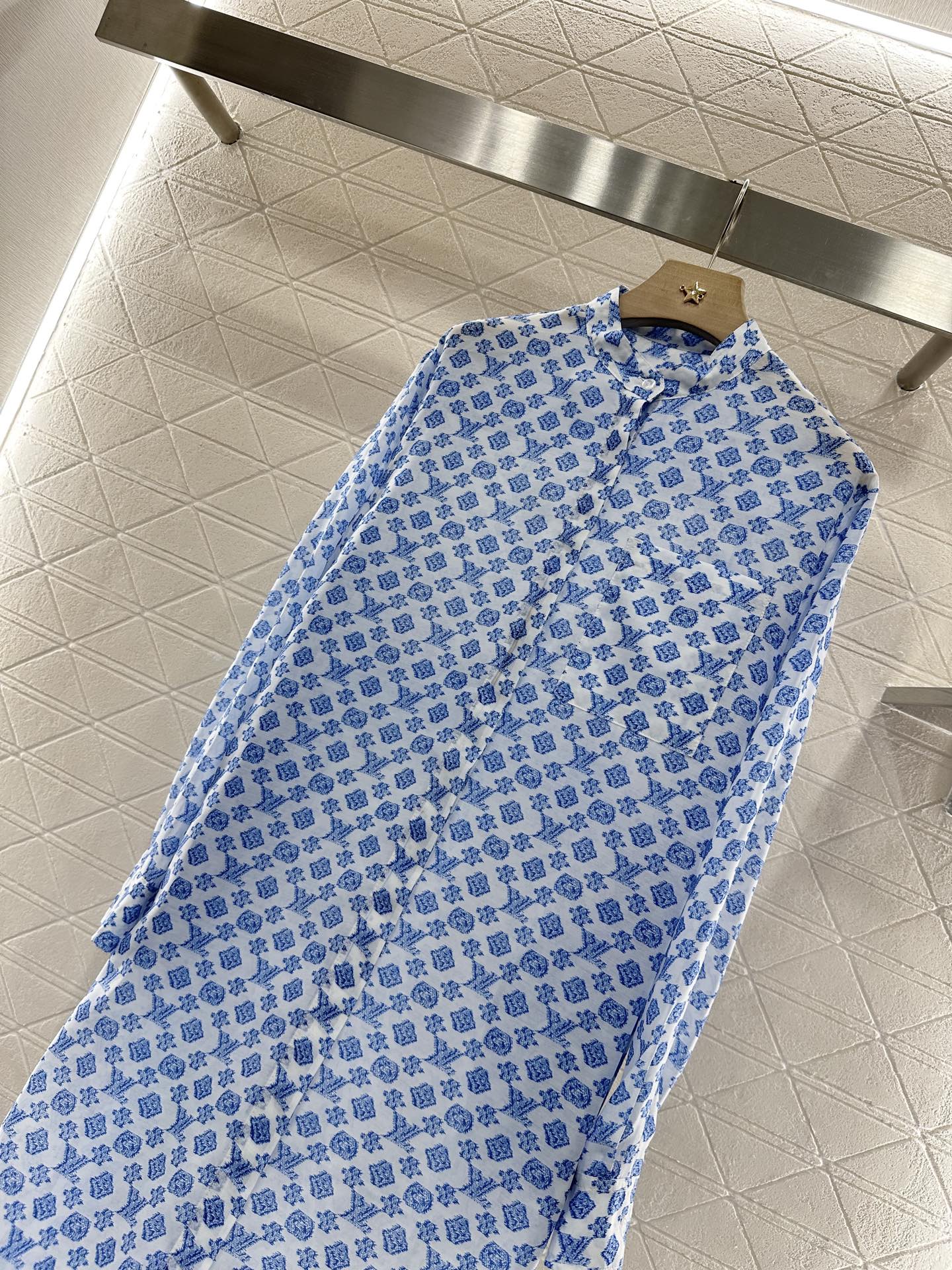 ♥Louis Vuitto*♥2025新品上架
   印花腰带衬衫连衣裙
定制YB进口斜纹稠材质 质感透