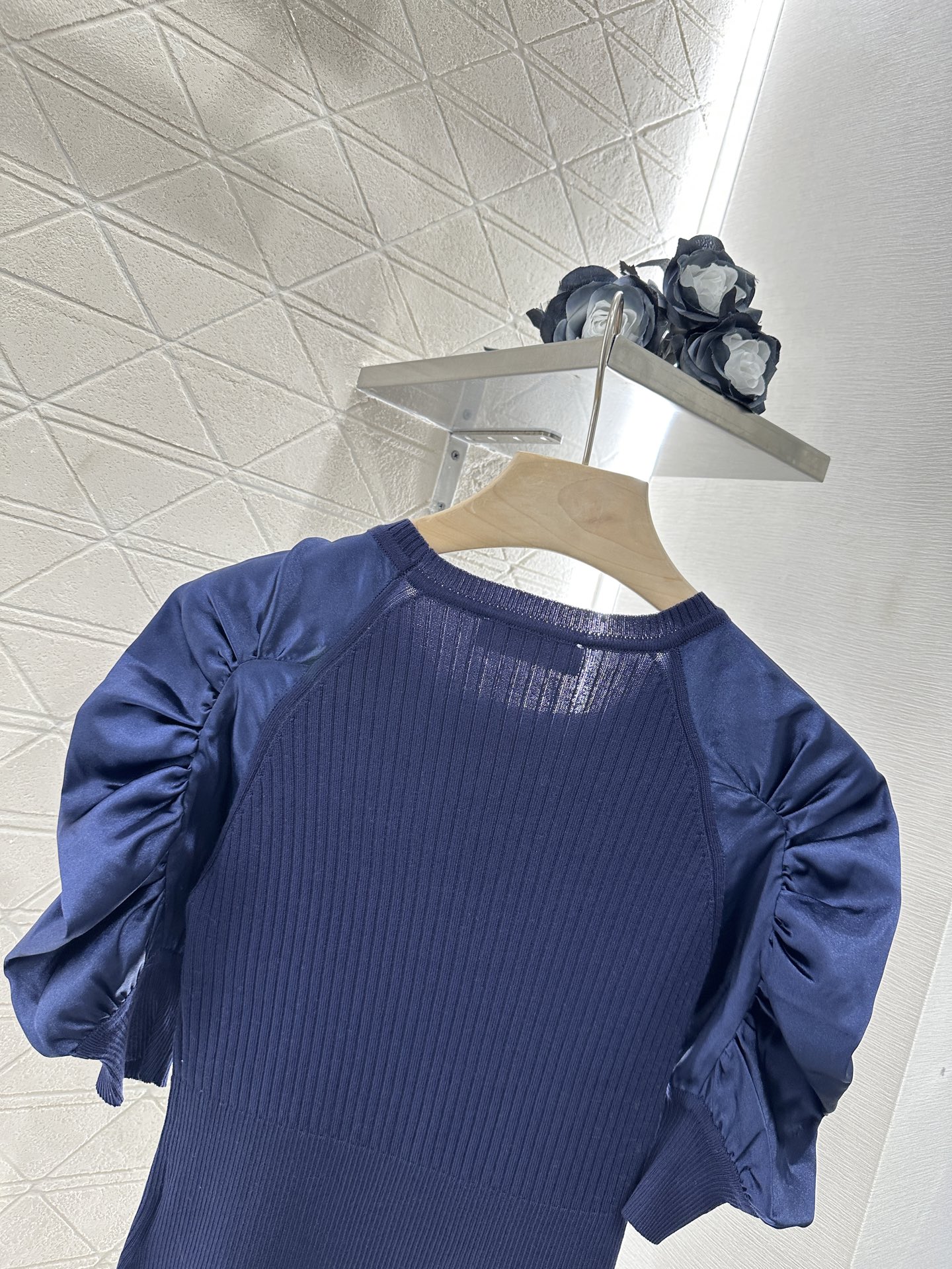 ♥Maxmar*♥2025新品上架
     泡泡袖缎面拼接针织短袖
定制YB天丝纱线织造 柔软亲肤 舒