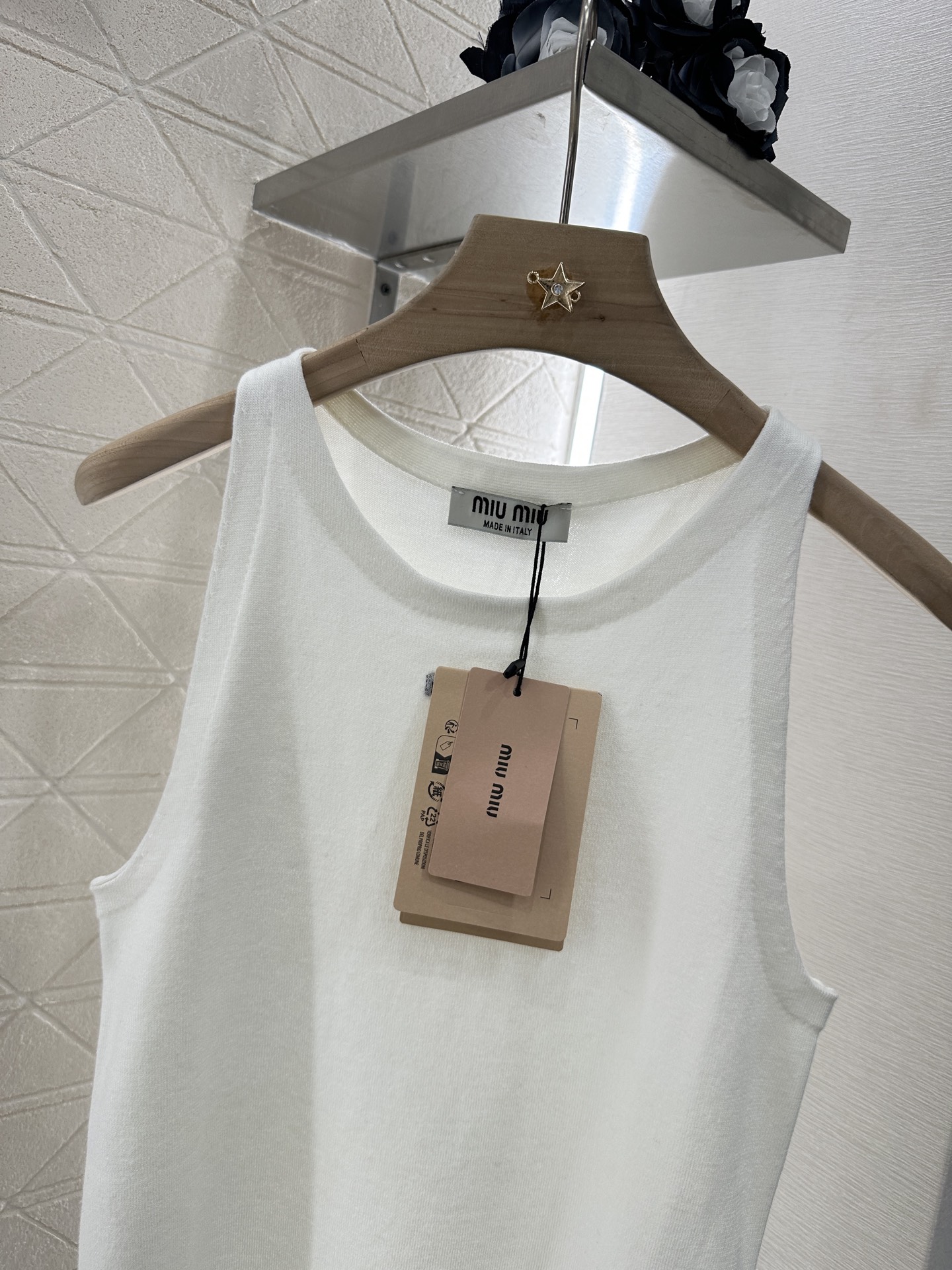 ♥Miumi*♥2025新品上架
     修身针织背心
定制YB羊毛纱线织造 细腻柔软 弹力十足 精致