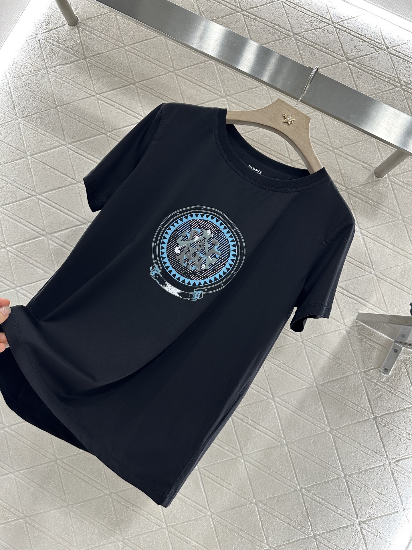 2025 Herme* Totem Gradient Print Tee for Stylish Women: High-Quality, Customized Cotton T-Shirt - 图片 6