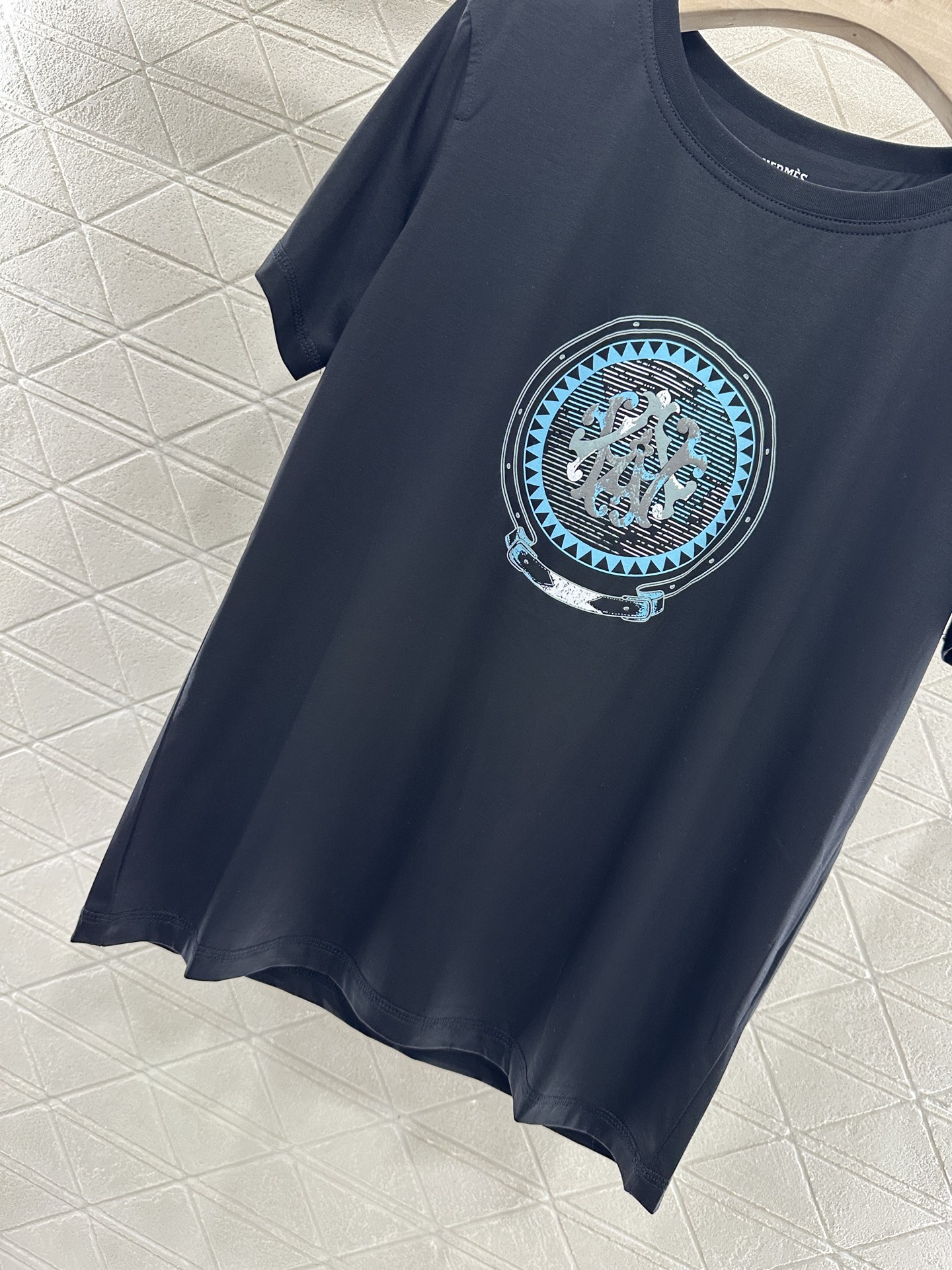 2025 Herme* Totem Gradient Print Tee for Stylish Women: High-Quality, Customized Cotton T-Shirt - 图片 5