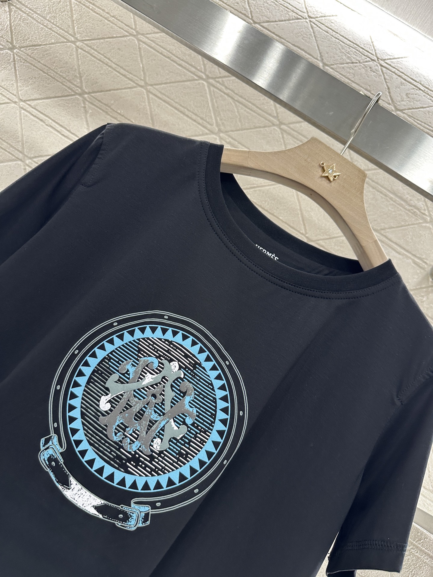2025 Herme* Totem Gradient Print Tee for Stylish Women: High-Quality, Customized Cotton T-Shirt - 图片 8
