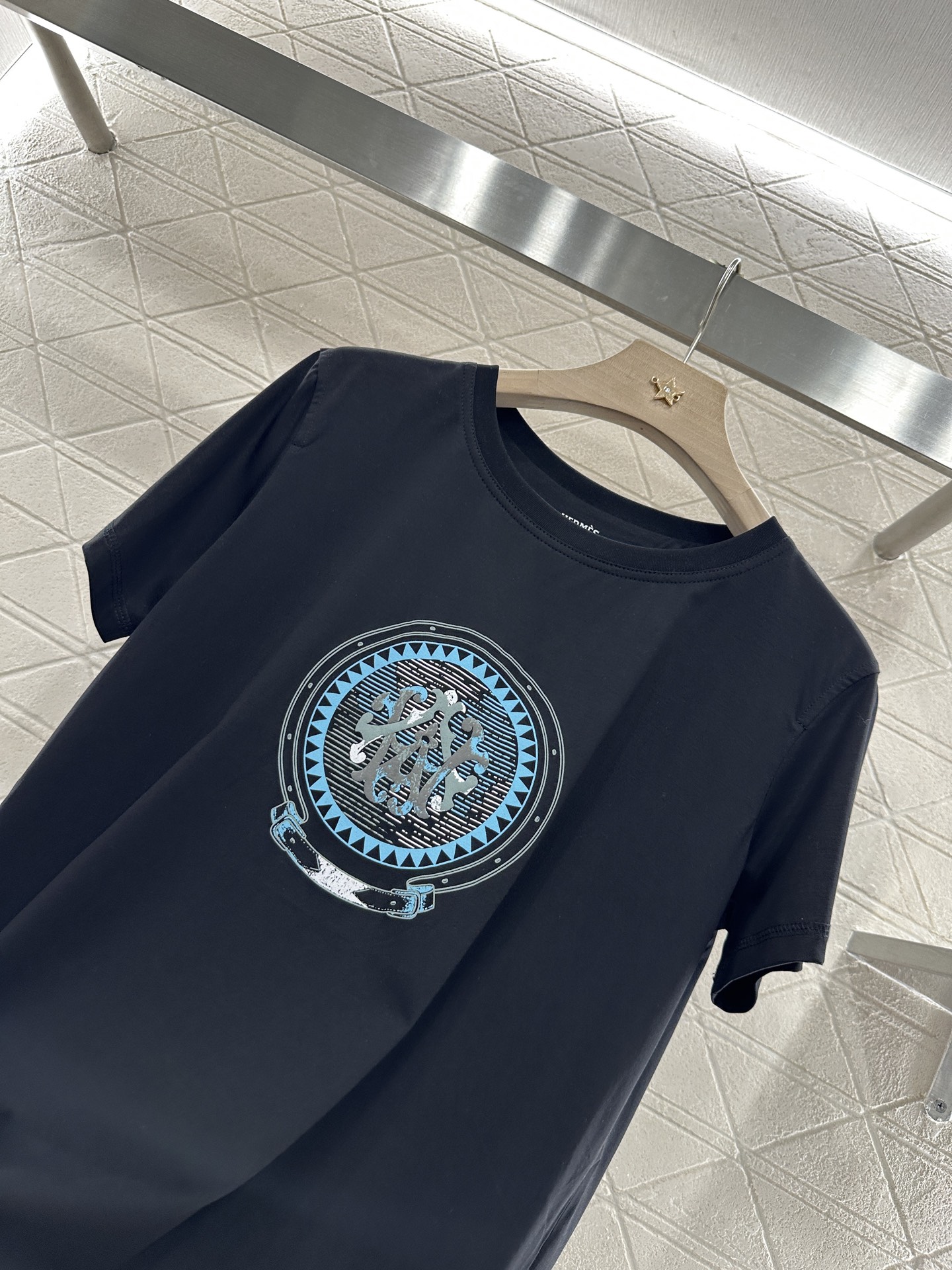 2025 Herme* Totem Gradient Print Tee for Stylish Women: High-Quality, Customized Cotton T-Shirt - 图片 7