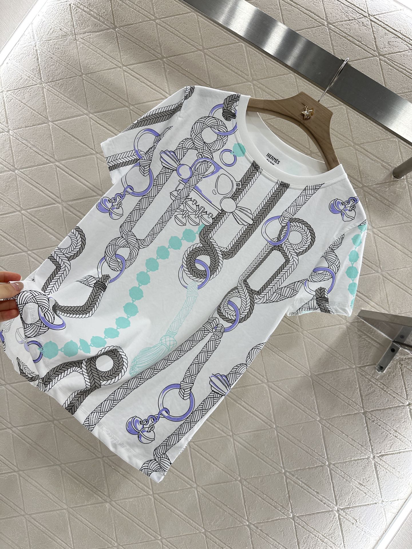 2025 New Herme* Tee: Stylish, Comfortable, Quality Short-Sleeve Shirt with Chain Tie Pattern - 图片 6