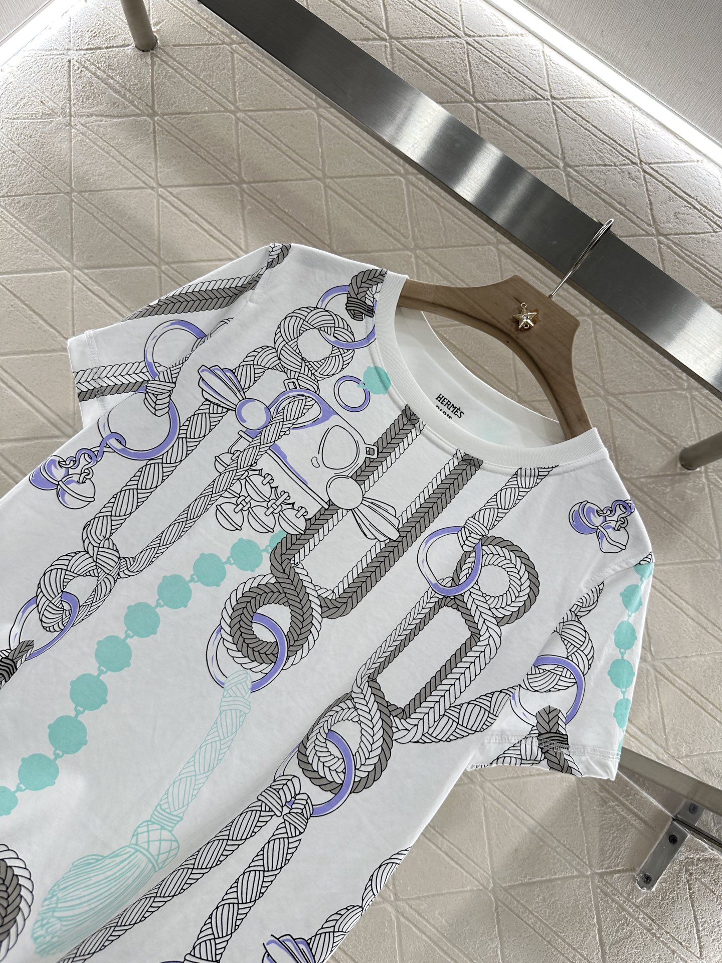 2025 New Herme* Tee: Stylish, Comfortable, Quality Short-Sleeve Shirt with Chain Tie Pattern - 图片 7