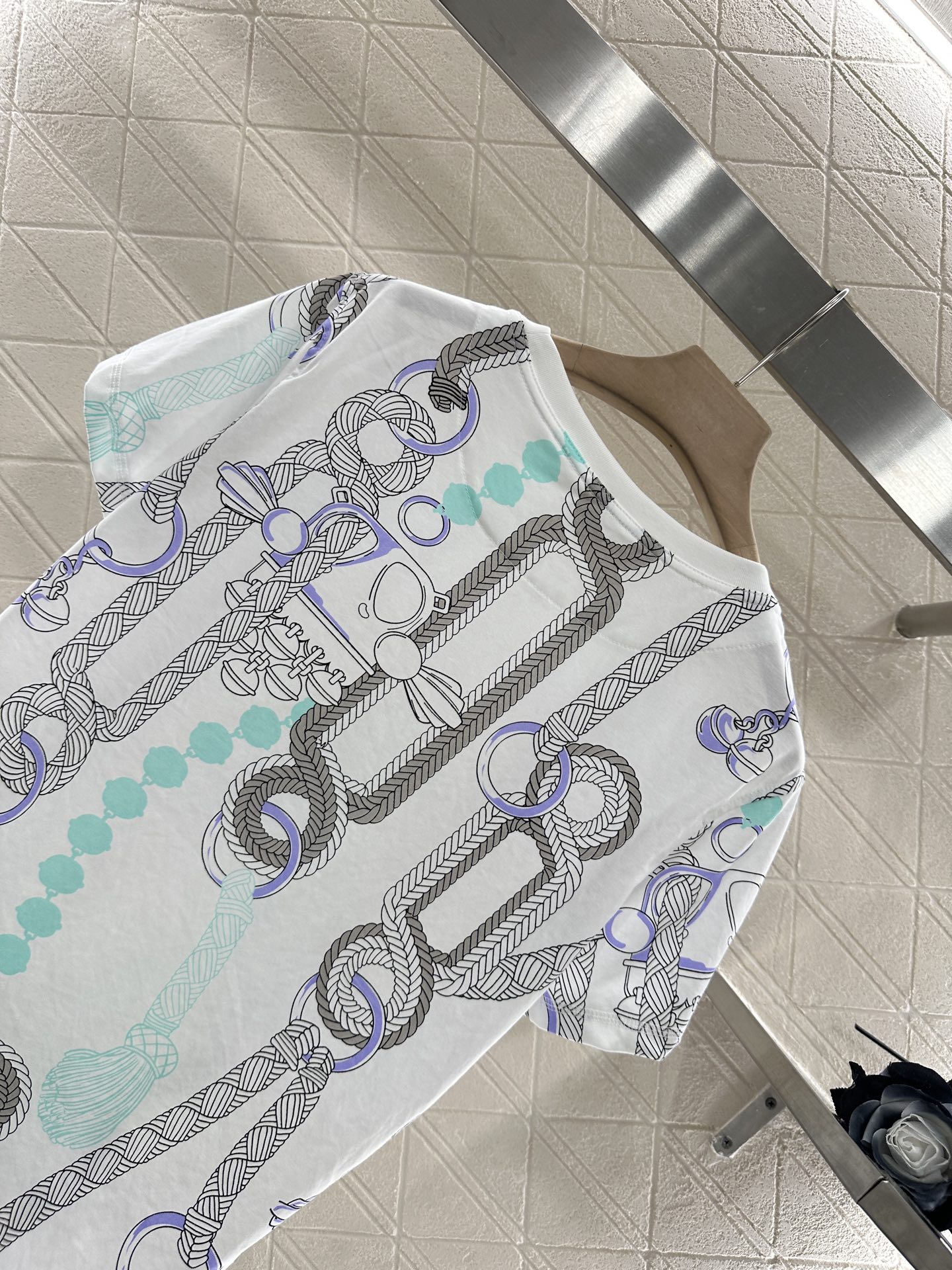 2025 New Herme* Tee: Stylish, Comfortable, Quality Short-Sleeve Shirt with Chain Tie Pattern - 图片 4