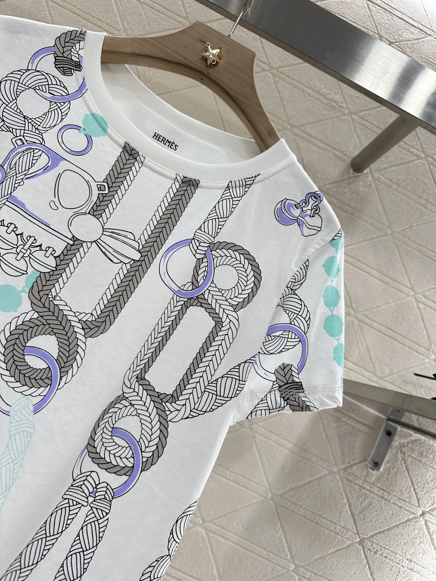 2025 New Herme* Tee: Stylish, Comfortable, Quality Short-Sleeve Shirt with Chain Tie Pattern - 图片 8