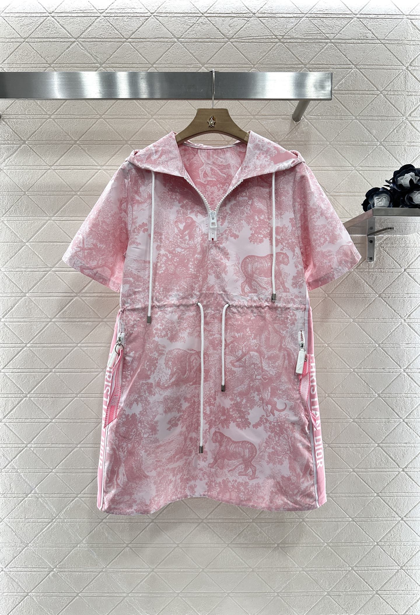 2025 Hard-Core Women’s Suit with Floral Hats & High-Quality Fragrance Materials