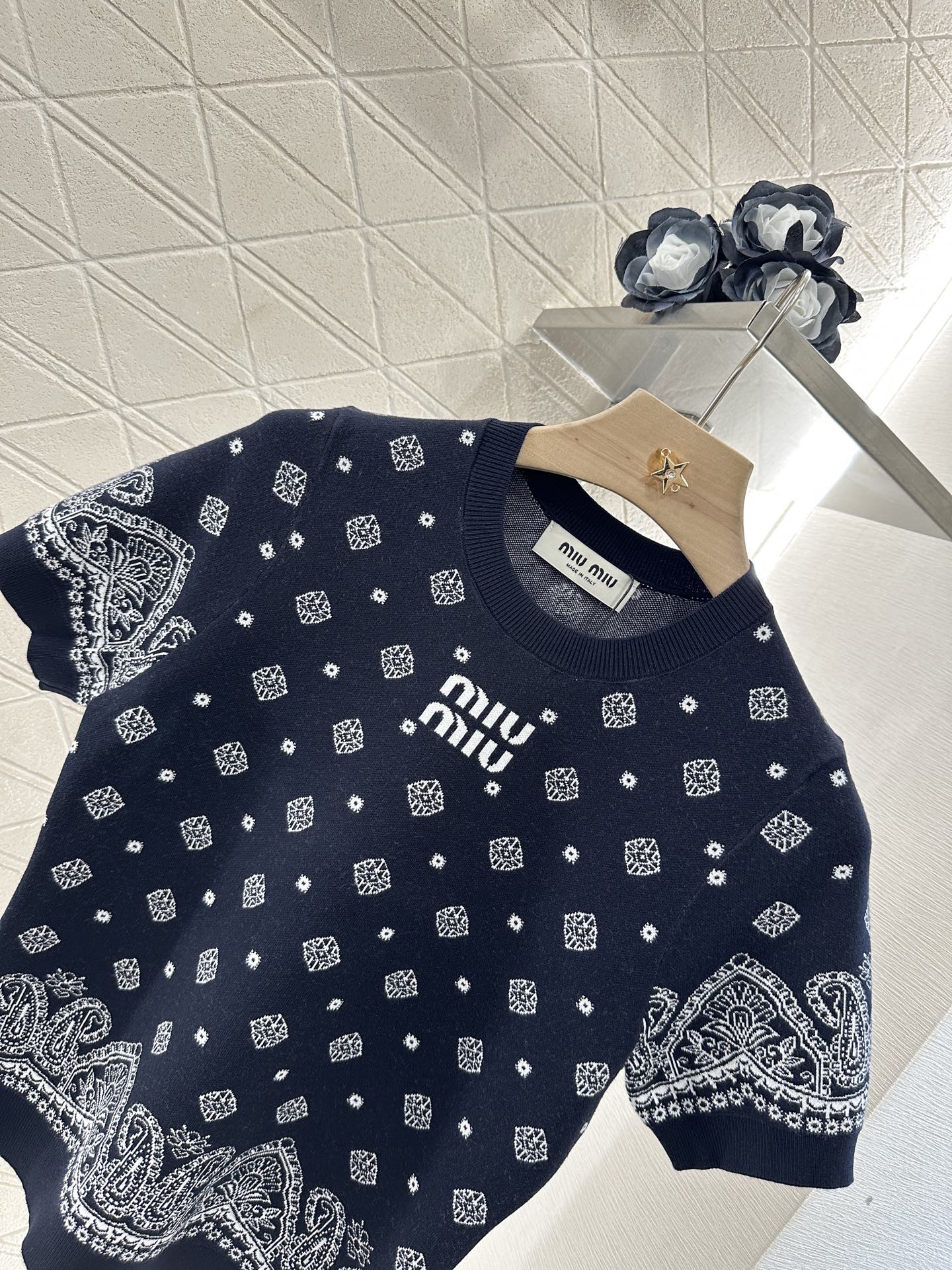 ♥Miumi*♥2025新品上架
    圆领针织短袖半裙套装
定制YB丝毛纱线织造 柔软舒适 洋气显瘦