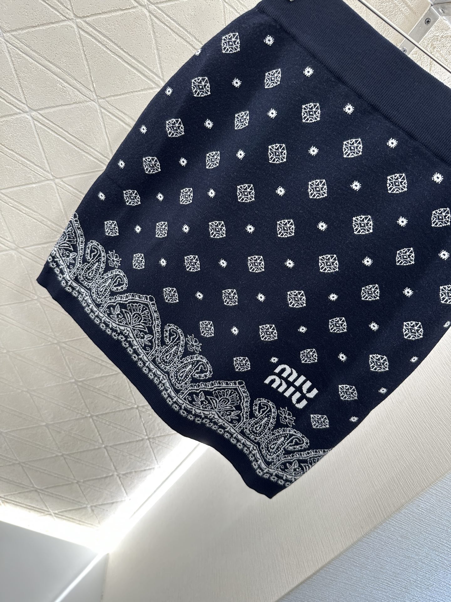 ♥Miumi*♥2025新品上架
    圆领针织短袖半裙套装
定制YB丝毛纱线织造 柔软舒适 洋气显瘦