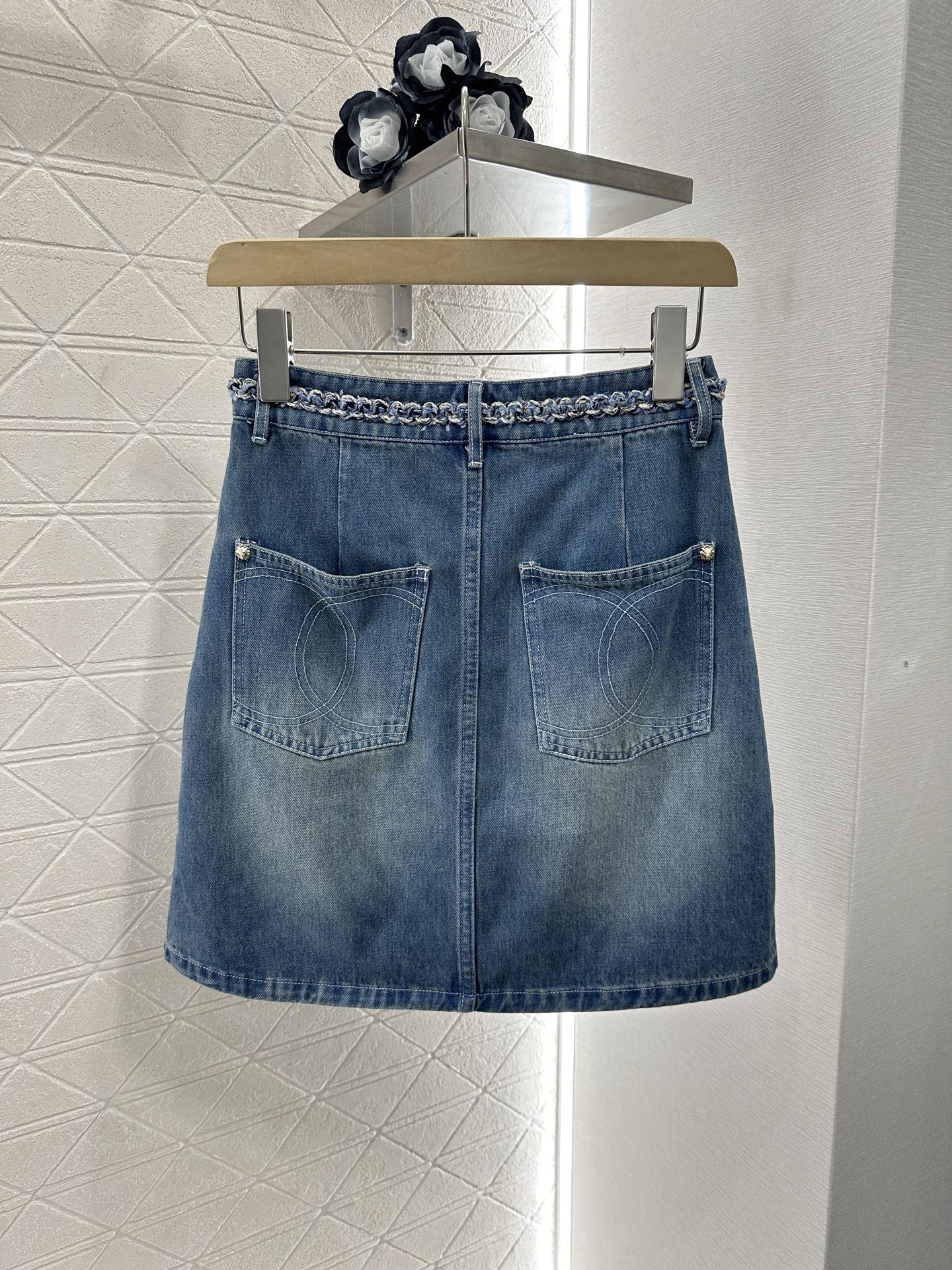 Fashion Review: P667 Rocks Chane 2025 with Customized YB-Slashed Cotton Jeans - 图片 9