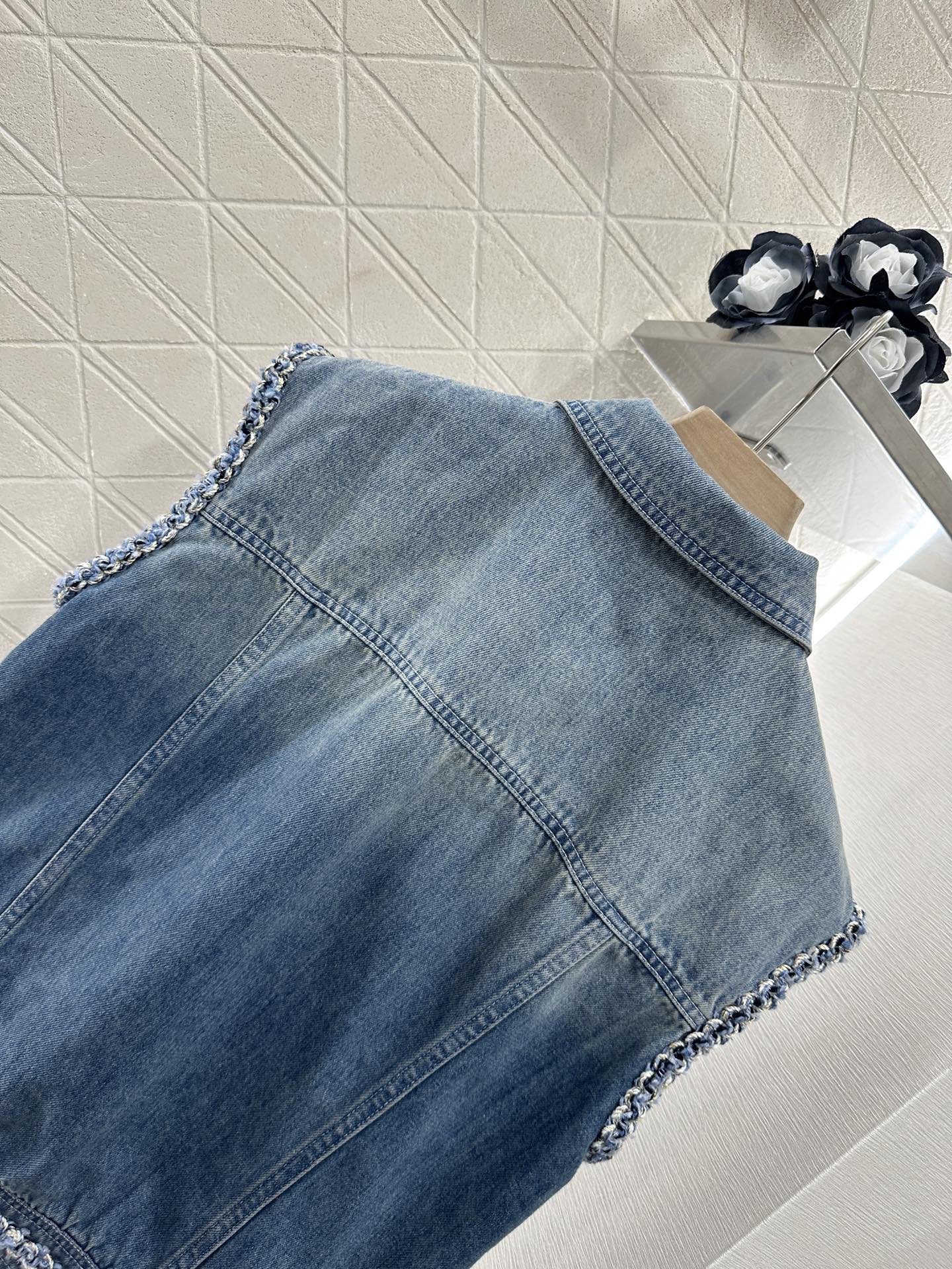 Fashion Review: P667 Rocks Chane 2025 with Customized YB-Slashed Cotton Jeans - 图片 4