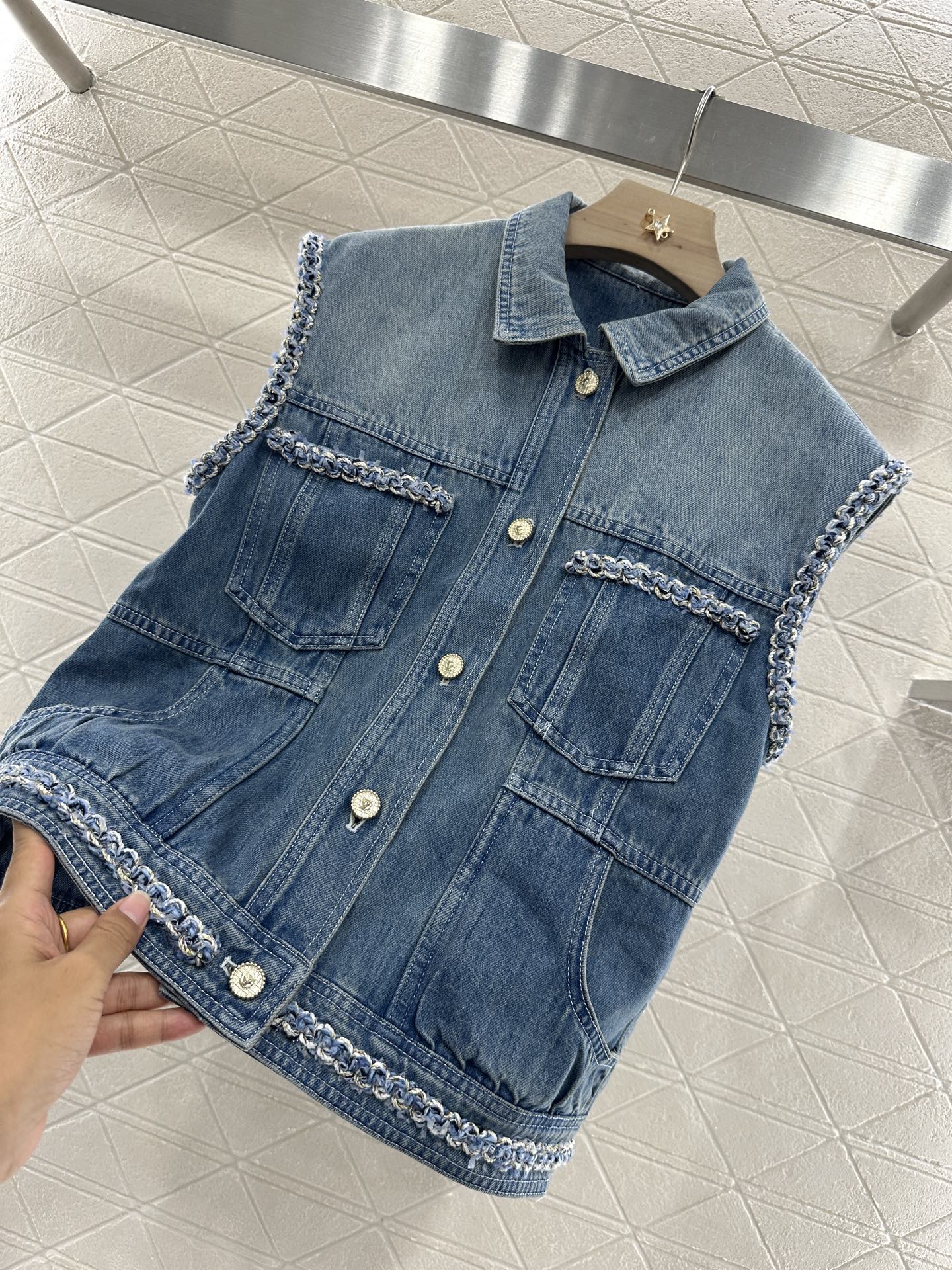 Fashion Review: P667 Rocks Chane 2025 with Customized YB-Slashed Cotton Jeans - 图片 5