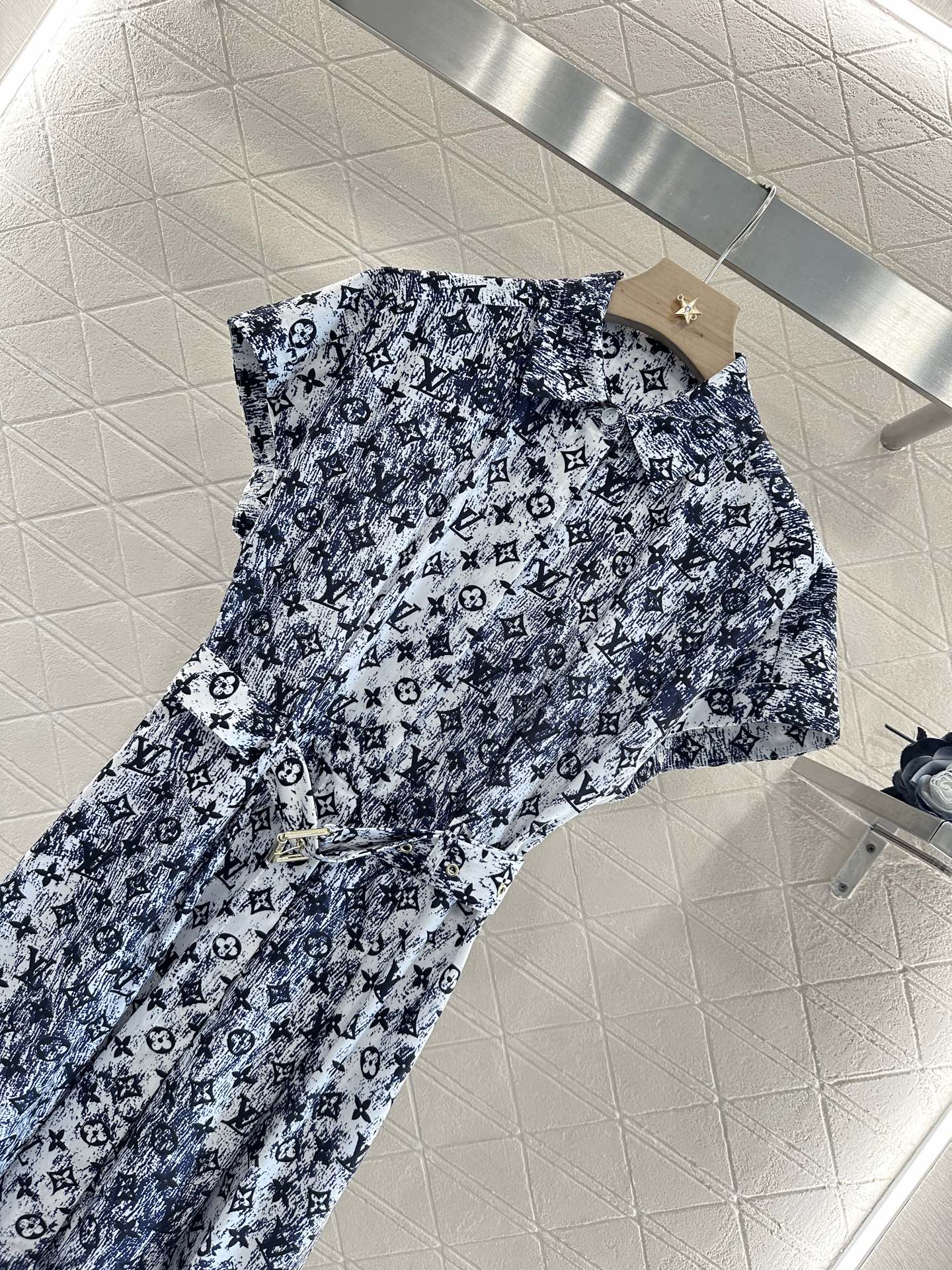 ♥Louis Vuitto*♥2025新品上架
    印花腰带连衣裙
定制YB进口斜纹稠材质 质感舒适