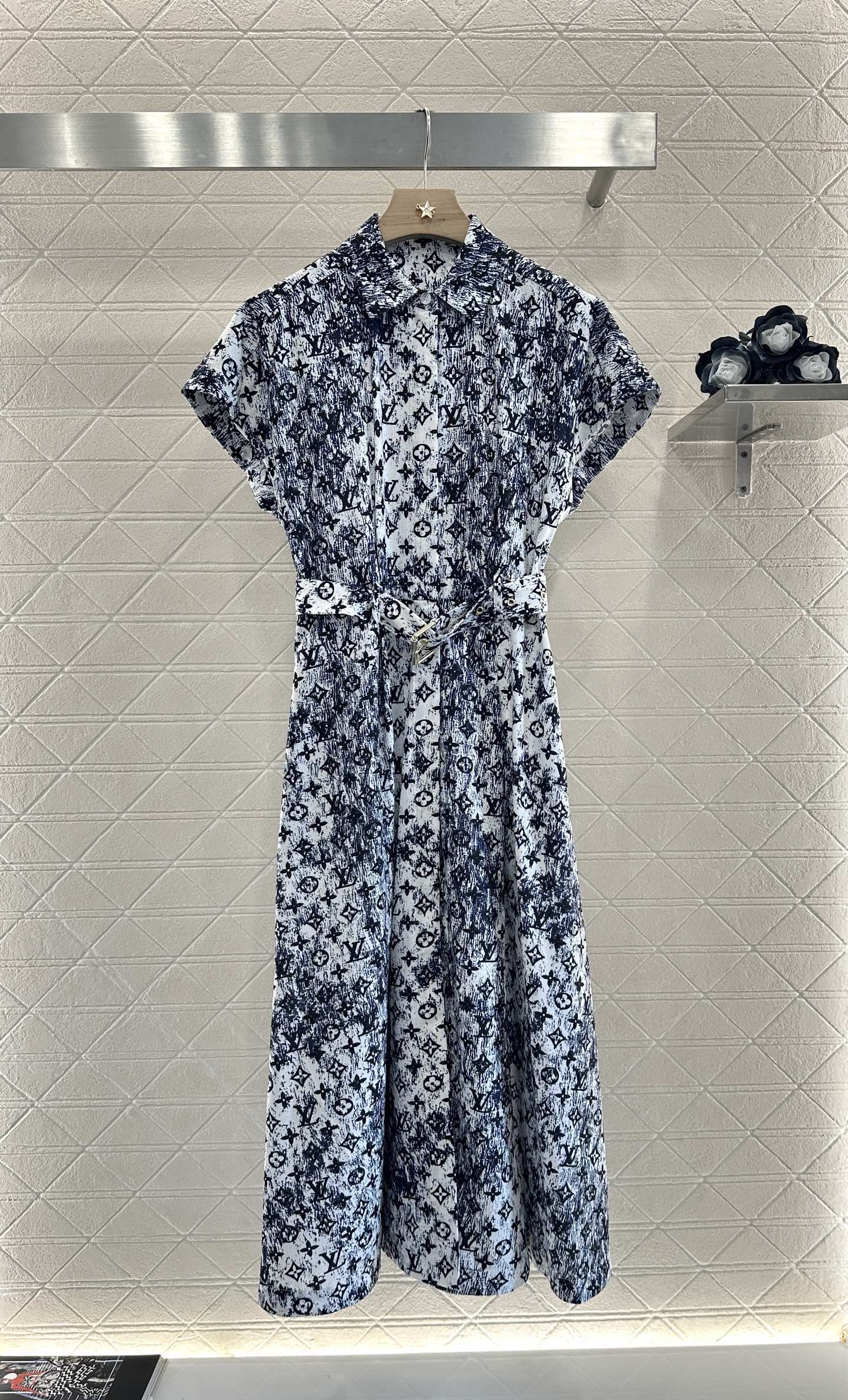 ♥Louis Vuitto*♥2025新品上架
    印花腰带连衣裙
定制YB进口斜纹稠材质 质感舒适