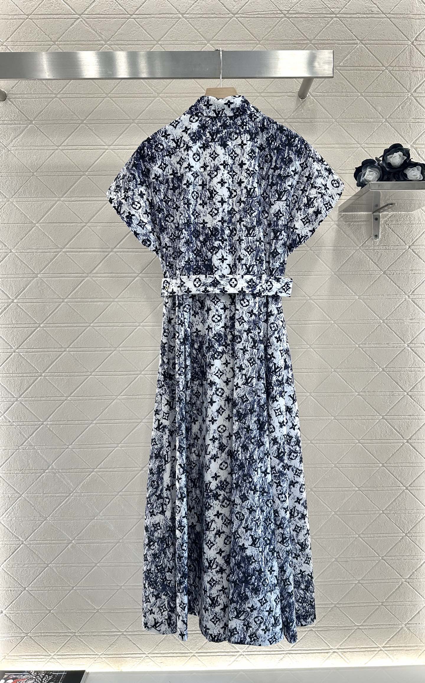 ♥Louis Vuitto*♥2025新品上架
    印花腰带连衣裙
定制YB进口斜纹稠材质 质感舒适