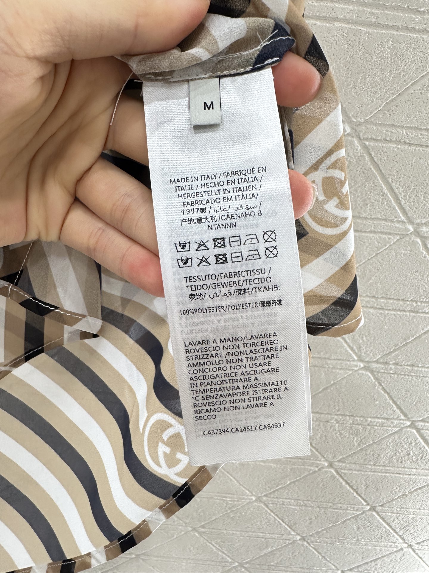 ♥Gucc*♥2025新品上架
    印花衬衫短裤套装
定制YB进口斜纹稠材质 质感垂顺舒适 正肩翻领