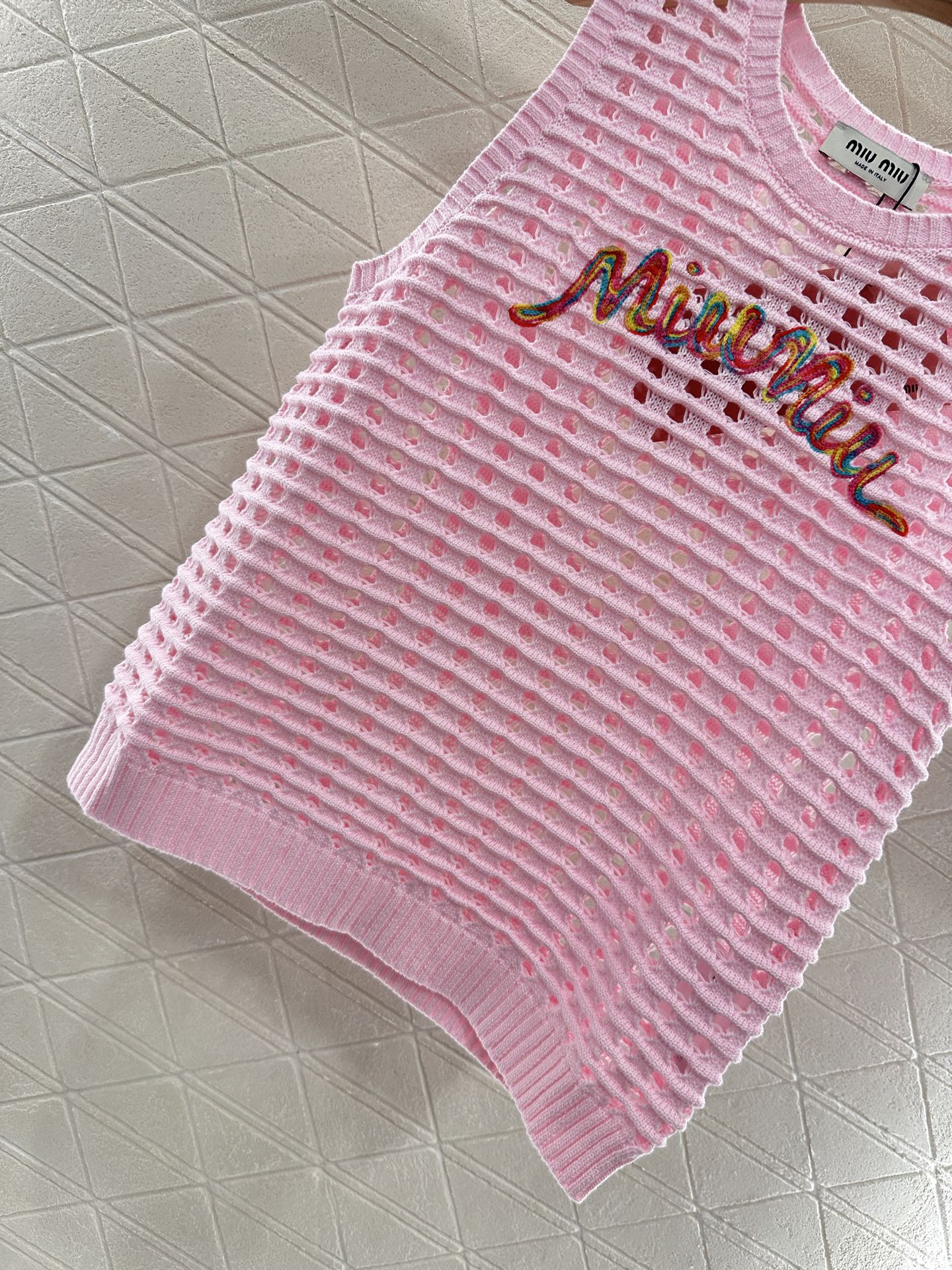♥Miumi*♥2025新品上架
    镂空字母针织背心
定制YB全棉纱线织造 舒适软糯 弹力十足 针