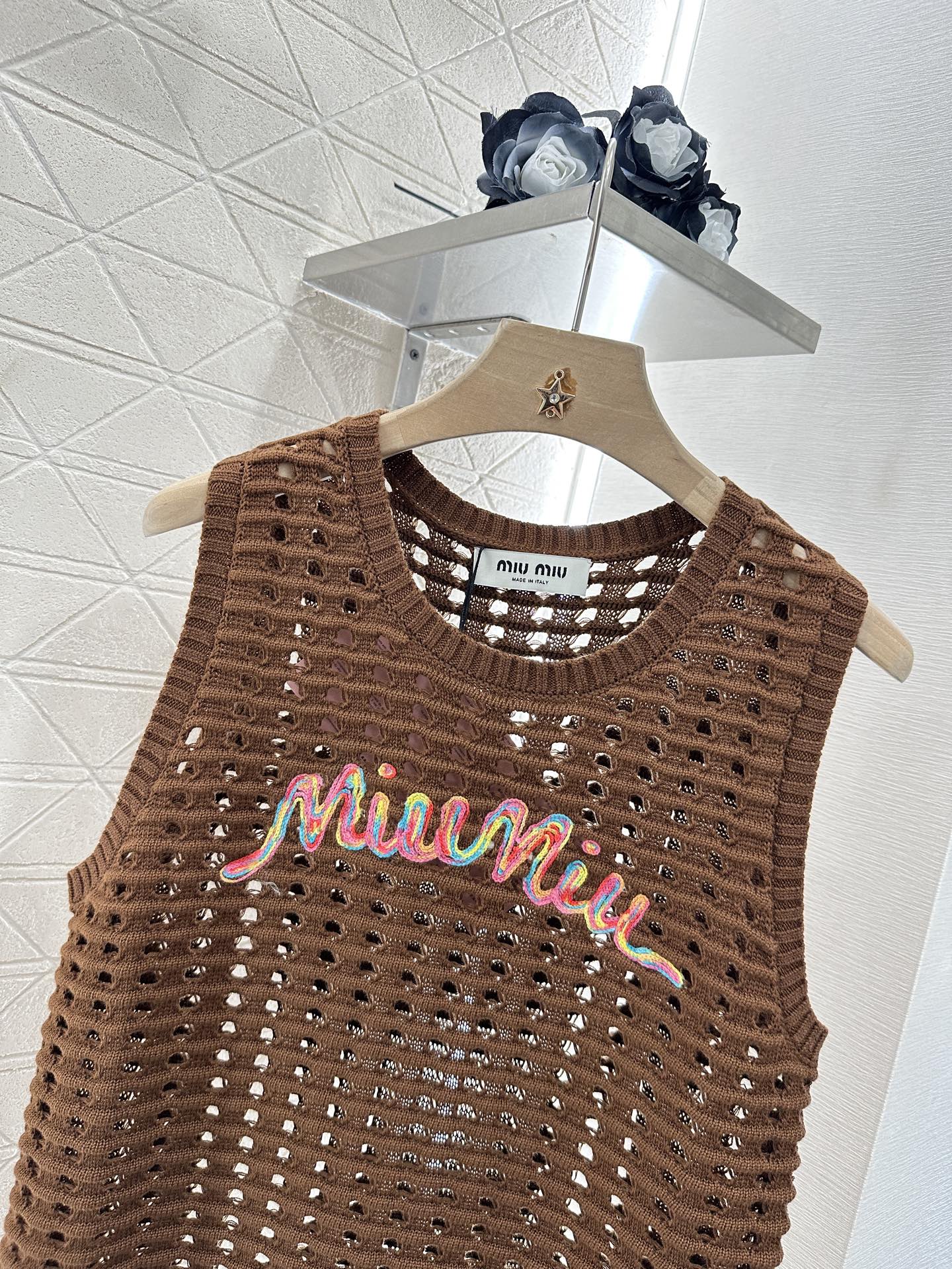♥Miumi*♥2025新品上架
    镂空字母针织背心
定制YB全棉纱线织造 舒适软糯 弹力十足 针