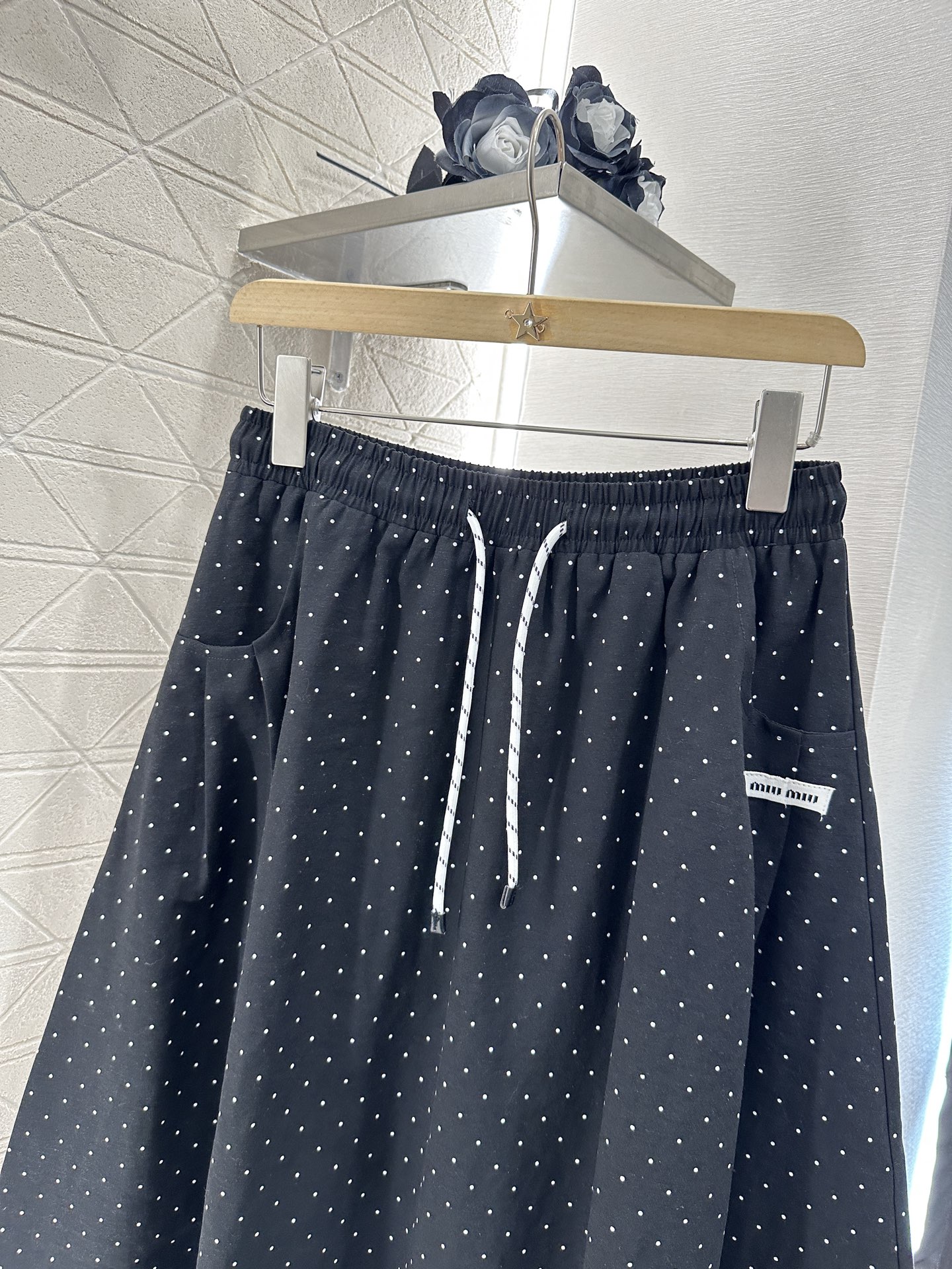 ♥Miumi*♥2025新品上架
      烫钻抽绳半裙
定制YB进口斜纹棉材质 质感垂顺 轻薄舒适 