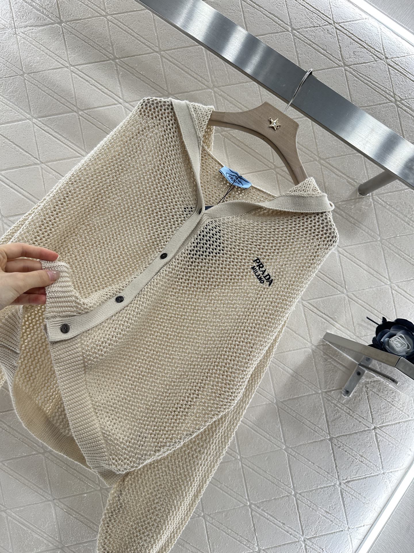 ♥Prad*♥2025新品上架
       连帽针织开衫
定制YB全棉纱线织造 柔软亲肤 舒适弹力 连