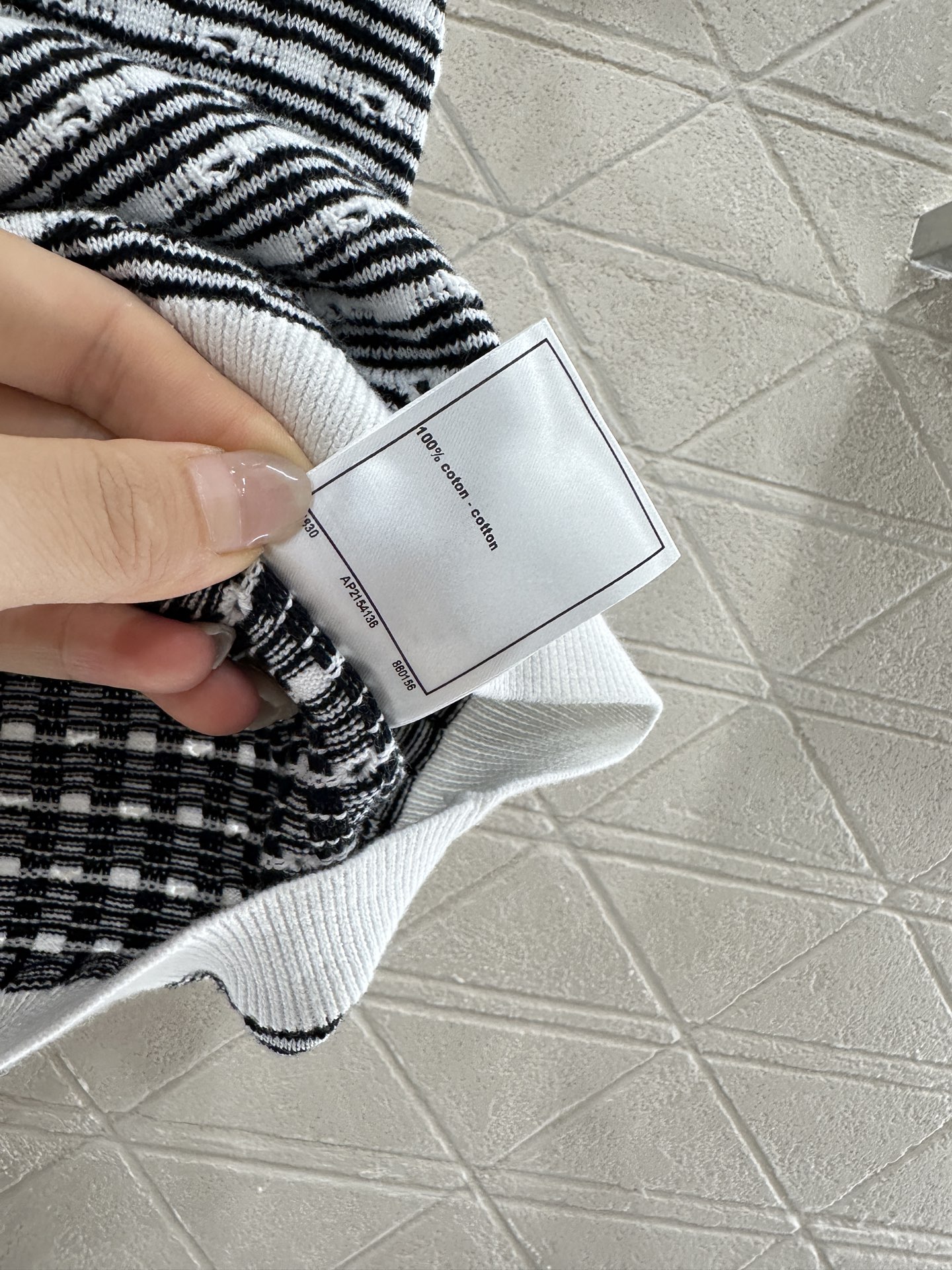 ♥Chane*♥2025新品上架
    针织吊带背心
定制YB全棉纱线织造 细腻肌理 透气舒适 针织吊