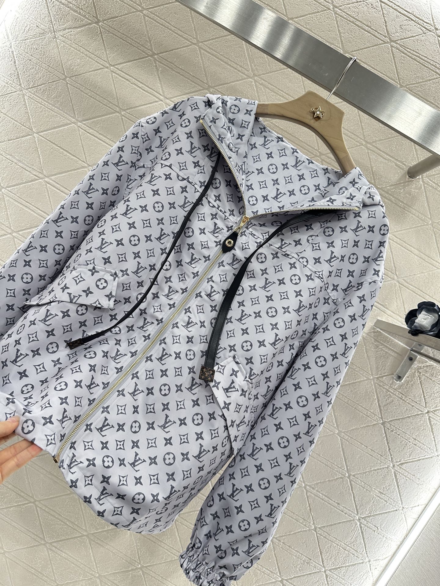 ♥Louis Vuitto*♥2025新品上架
     连帽抽绳冲锋外套
定制YB进口冲锋材质 挺括有