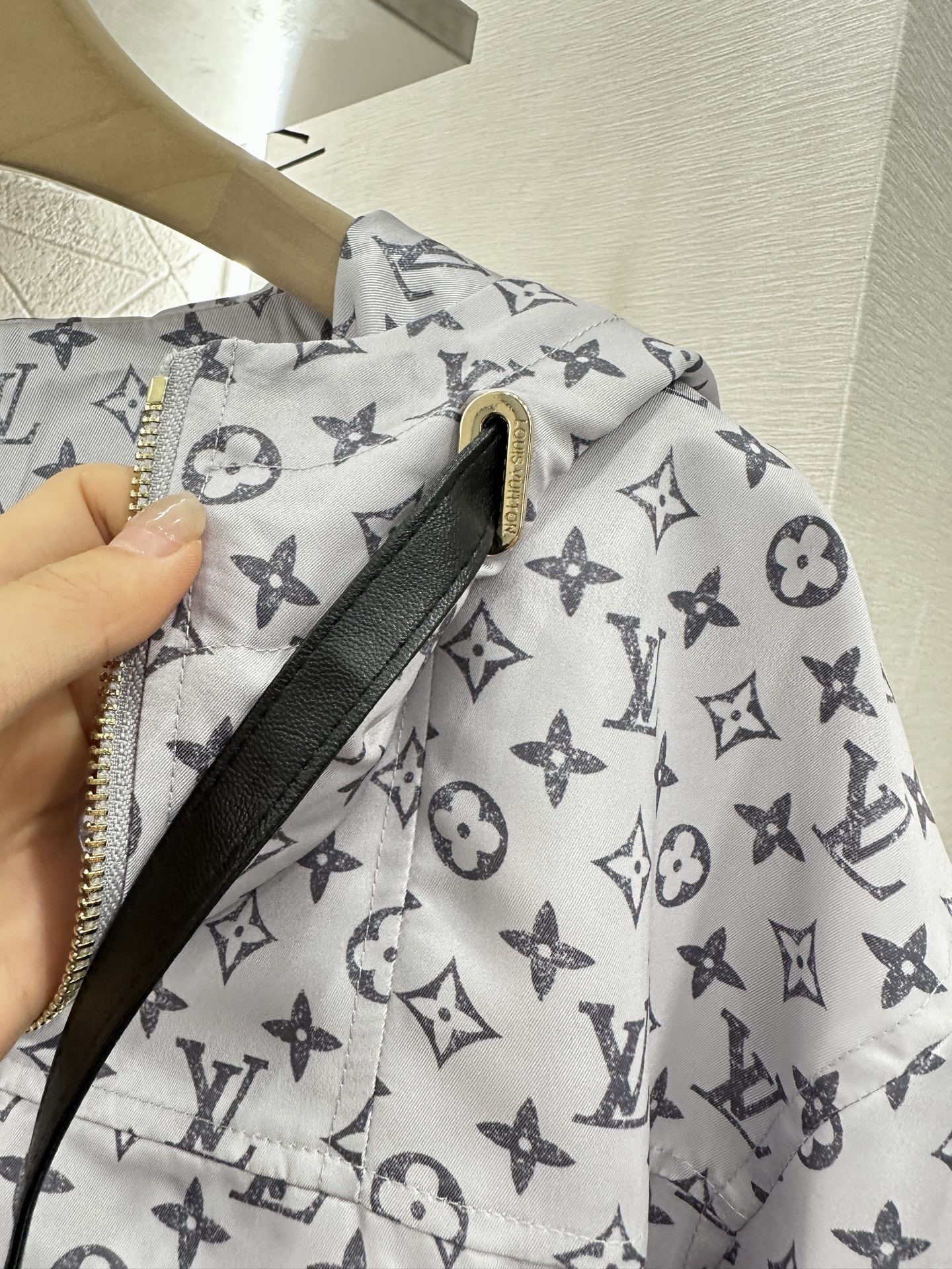 ♥Louis Vuitto*♥2025新品上架
     连帽抽绳冲锋外套
定制YB进口冲锋材质 挺括有