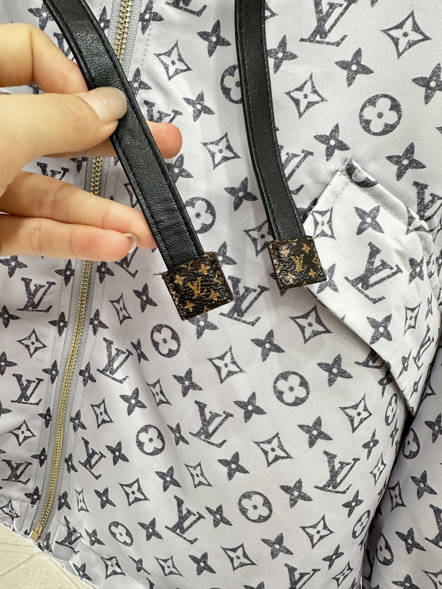 ♥Louis Vuitto*♥2025新品上架
     连帽抽绳冲锋外套
定制YB进口冲锋材质 挺括有
