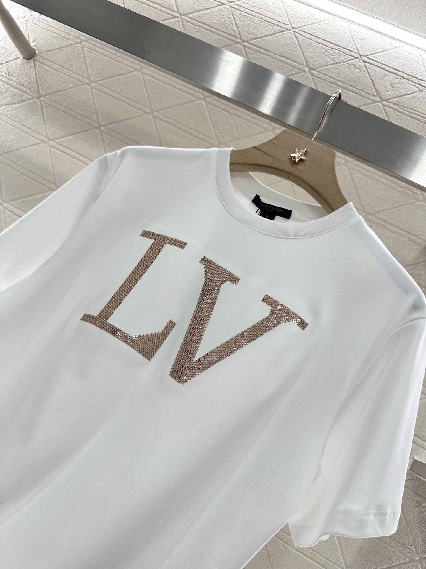 ♥Louis Vuitto*♥2025新品上架
    重工刺绣住珠片𝑇𝑒𝑒
定制YB丝光全棉材质 透气