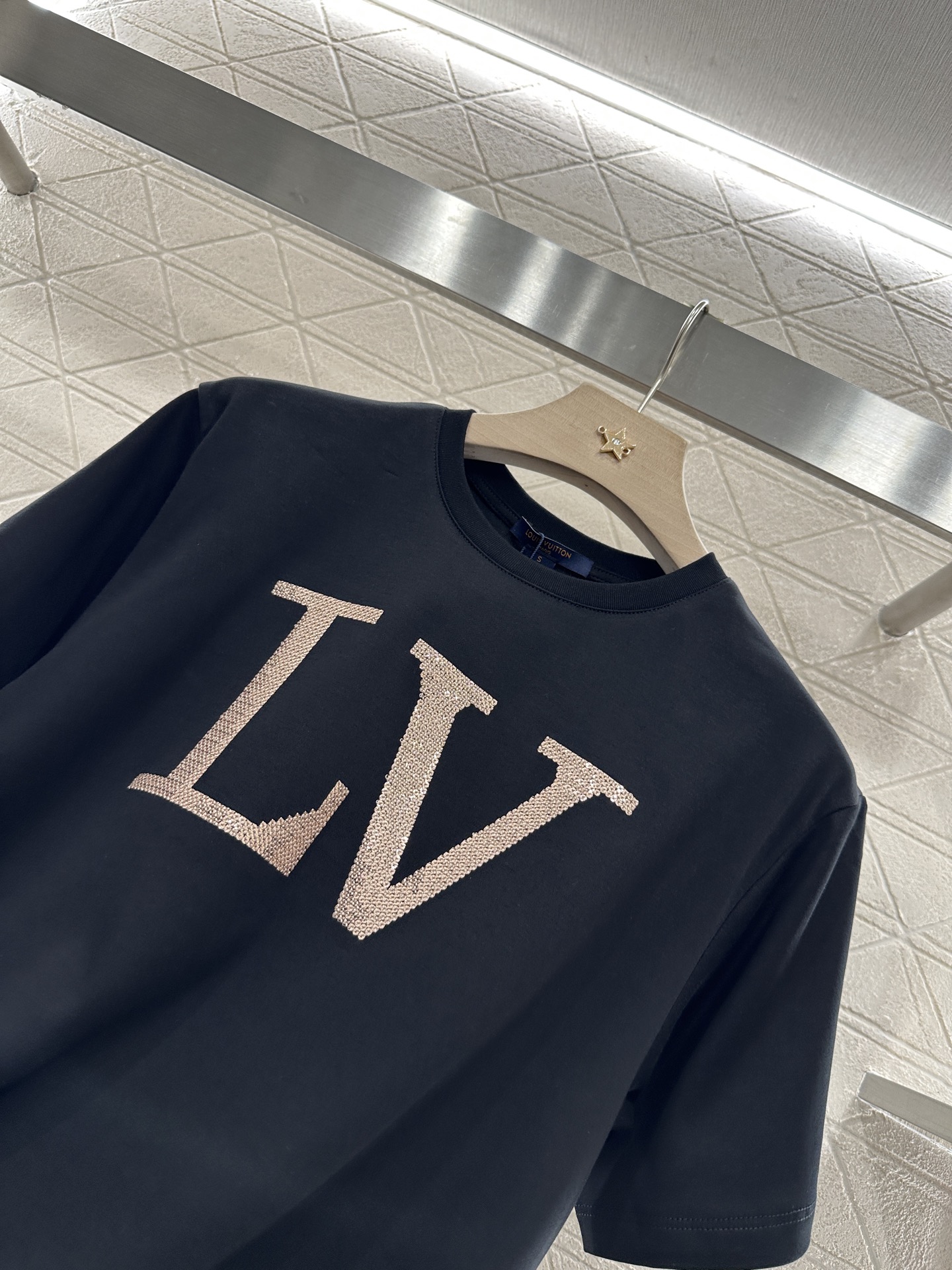 ♥Louis Vuitto*♥2025新品上架
    重工刺绣住珠片𝑇𝑒𝑒
定制YB丝光全棉材质 透气