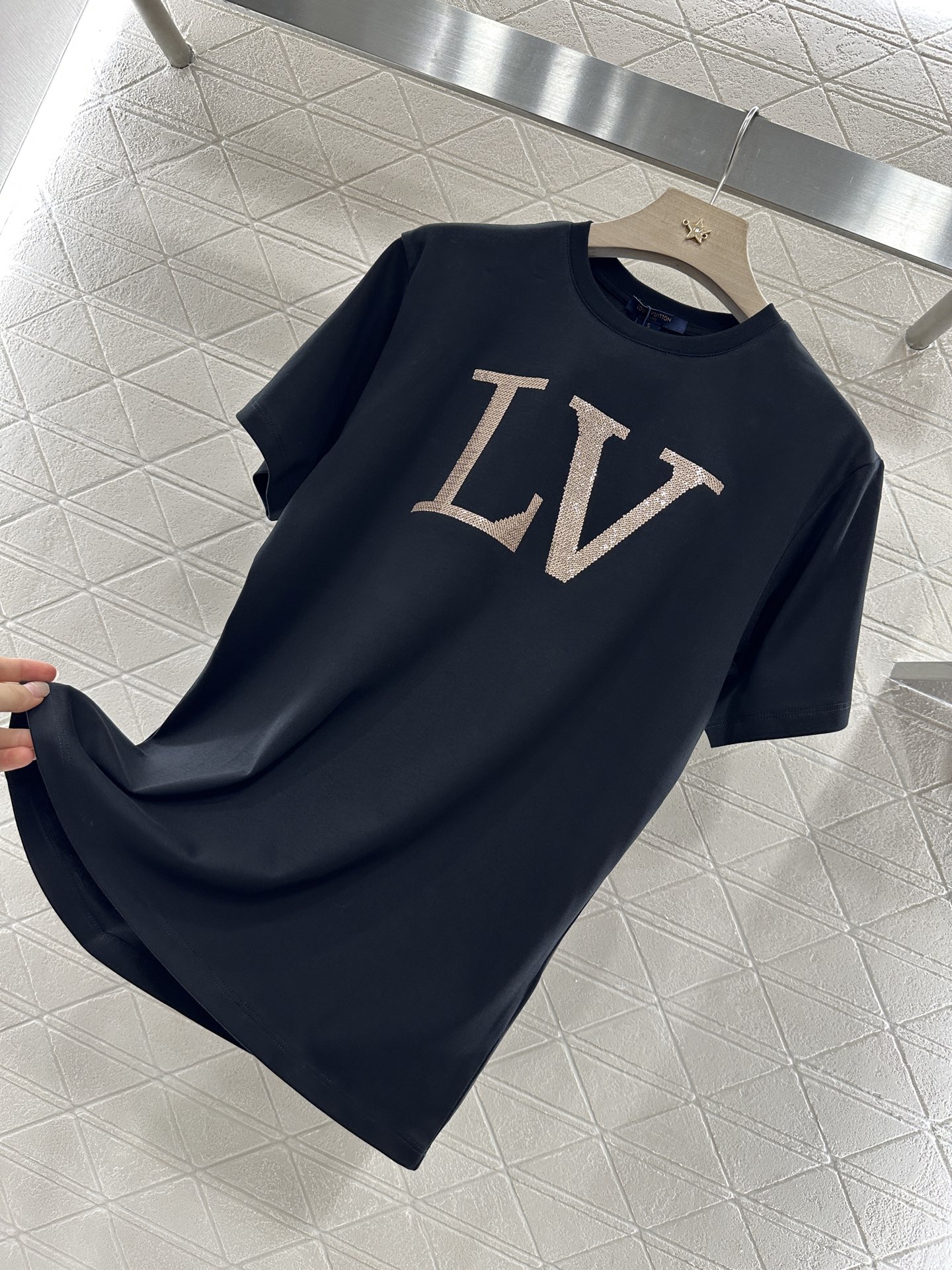 ♥Louis Vuitto*♥2025新品上架
    重工刺绣住珠片𝑇𝑒𝑒
定制YB丝光全棉材质 透气