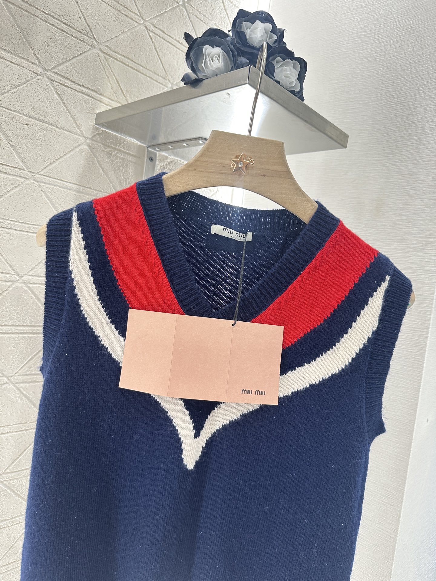 ♥Miumi*♥2025新品上架
      学院针织背心
定制YB羊毛纱线织造 细腻柔软 弹力十足 针