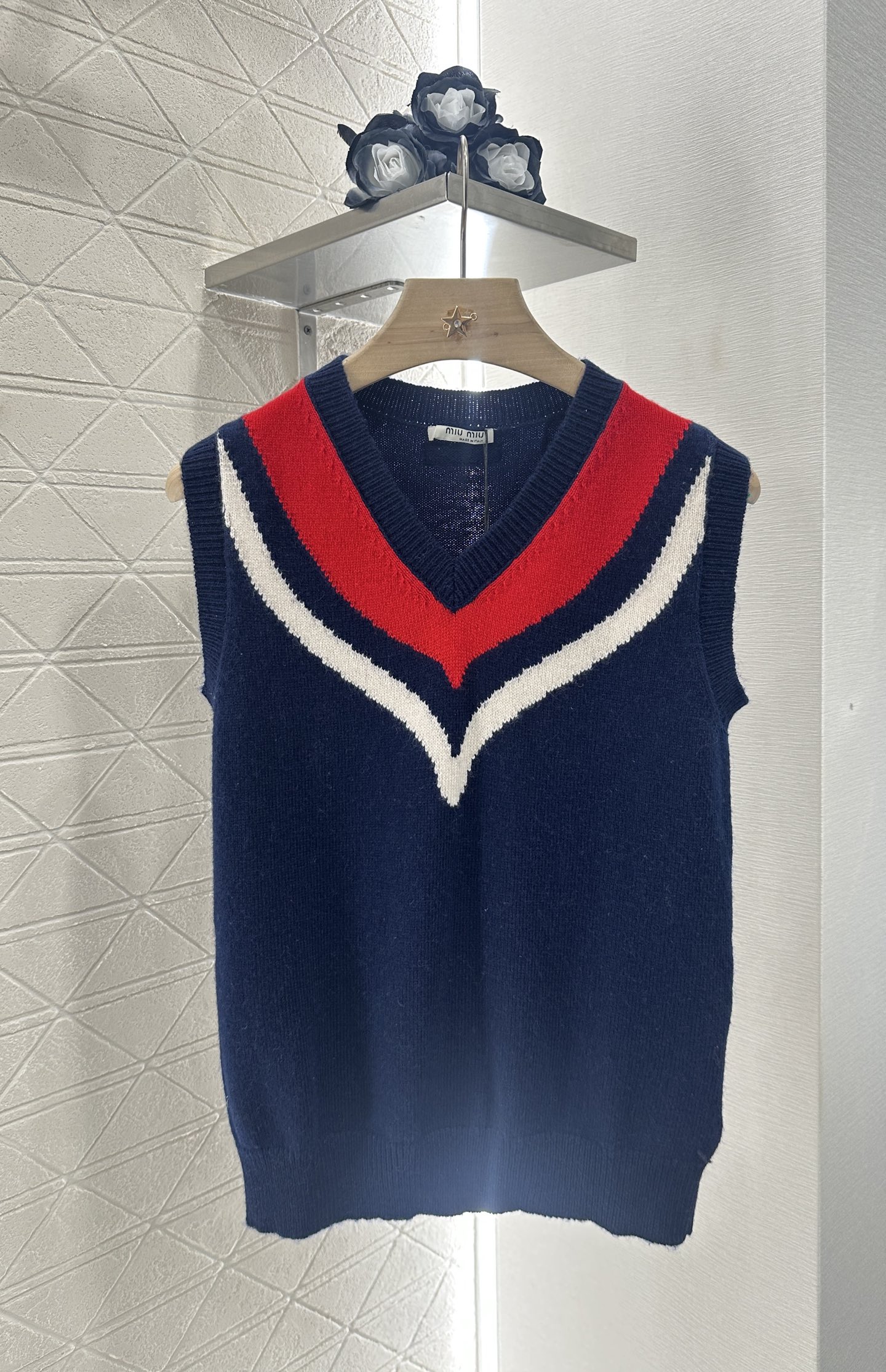 ♥Miumi*♥2025新品上架
      学院针织背心
定制YB羊毛纱线织造 细腻柔软 弹力十足 针