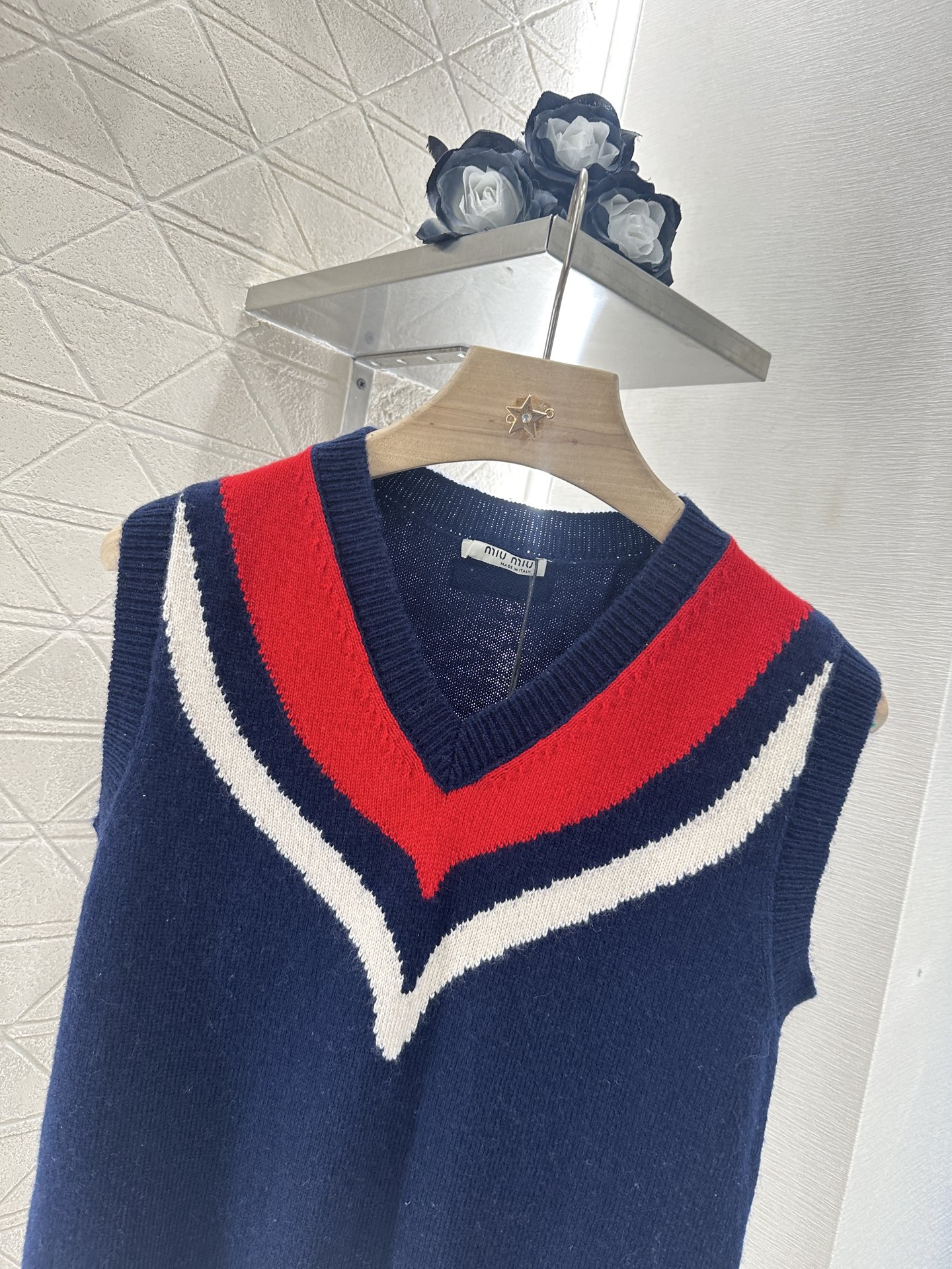♥Miumi*♥2025新品上架
      学院针织背心
定制YB羊毛纱线织造 细腻柔软 弹力十足 针