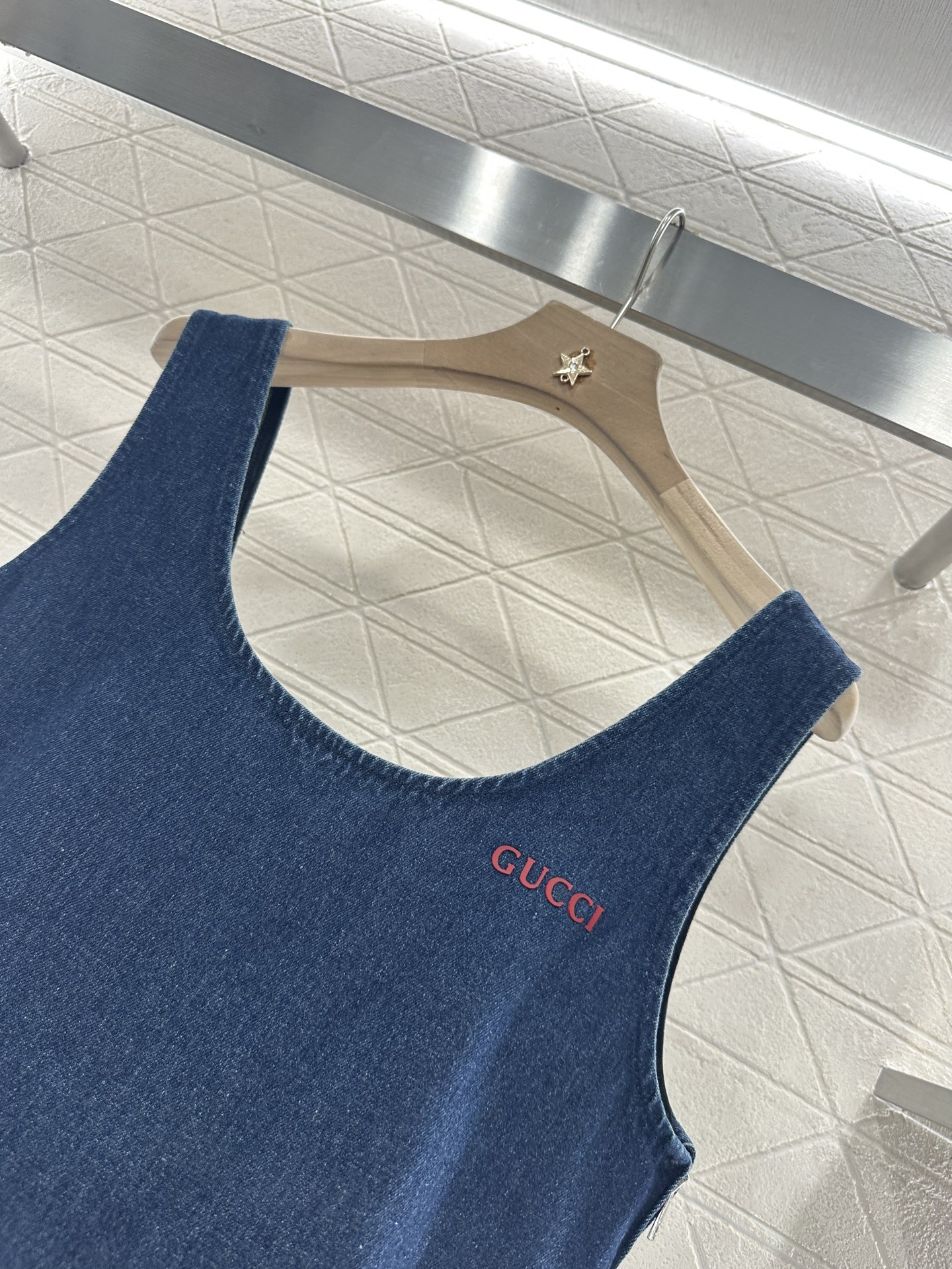 ♥Gucc*♥2025新品上架
    鱼尾无袖背心裙
定制YB斜纹棉牛仔材质 酵素水洗工艺 柔软舒适 