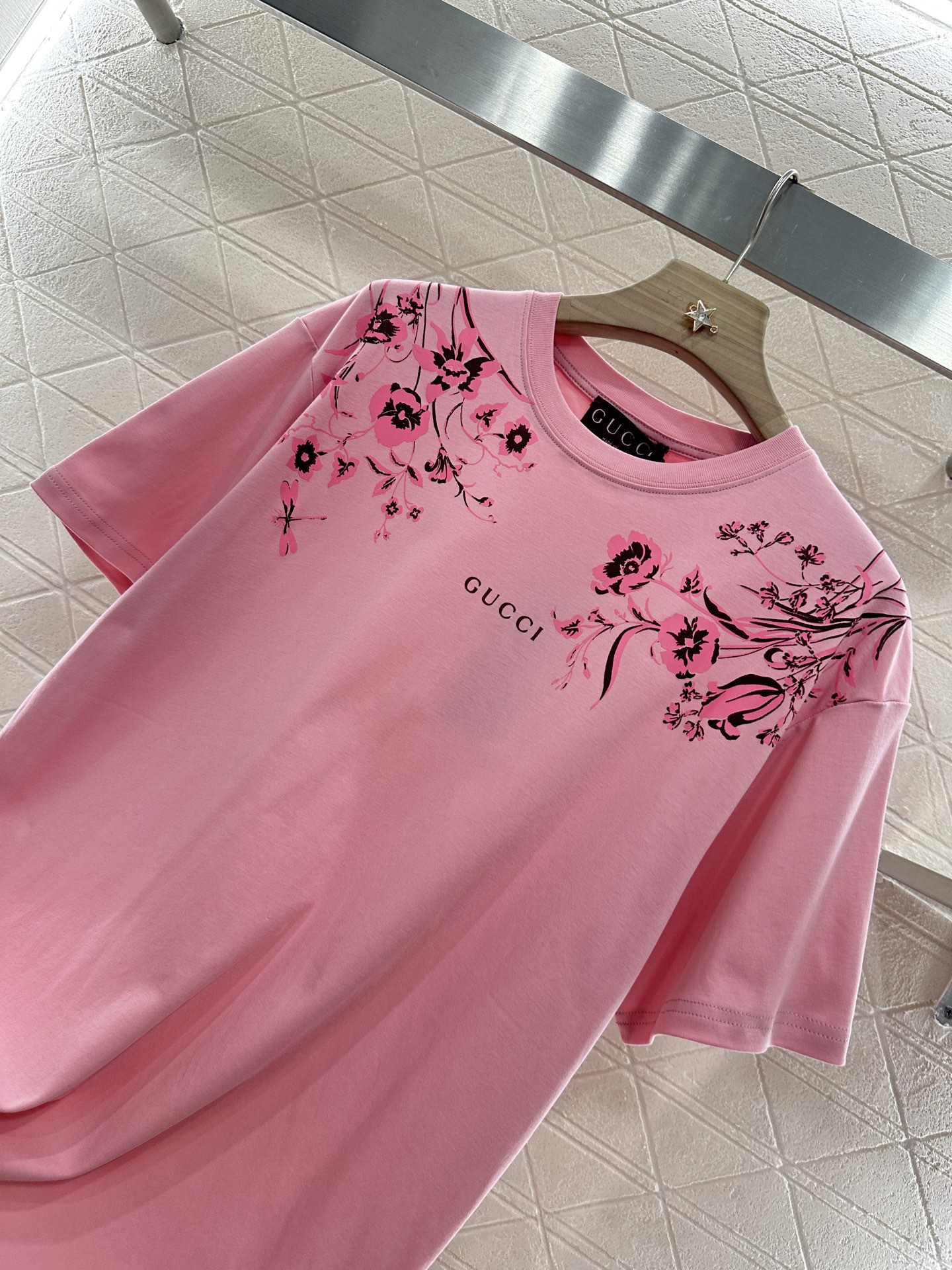 ♥Gucc*♥2025新品上架
      印花圆领𝑇𝑒𝑒
定制YB原生全棉材质 透气舒适 质感十足 宽