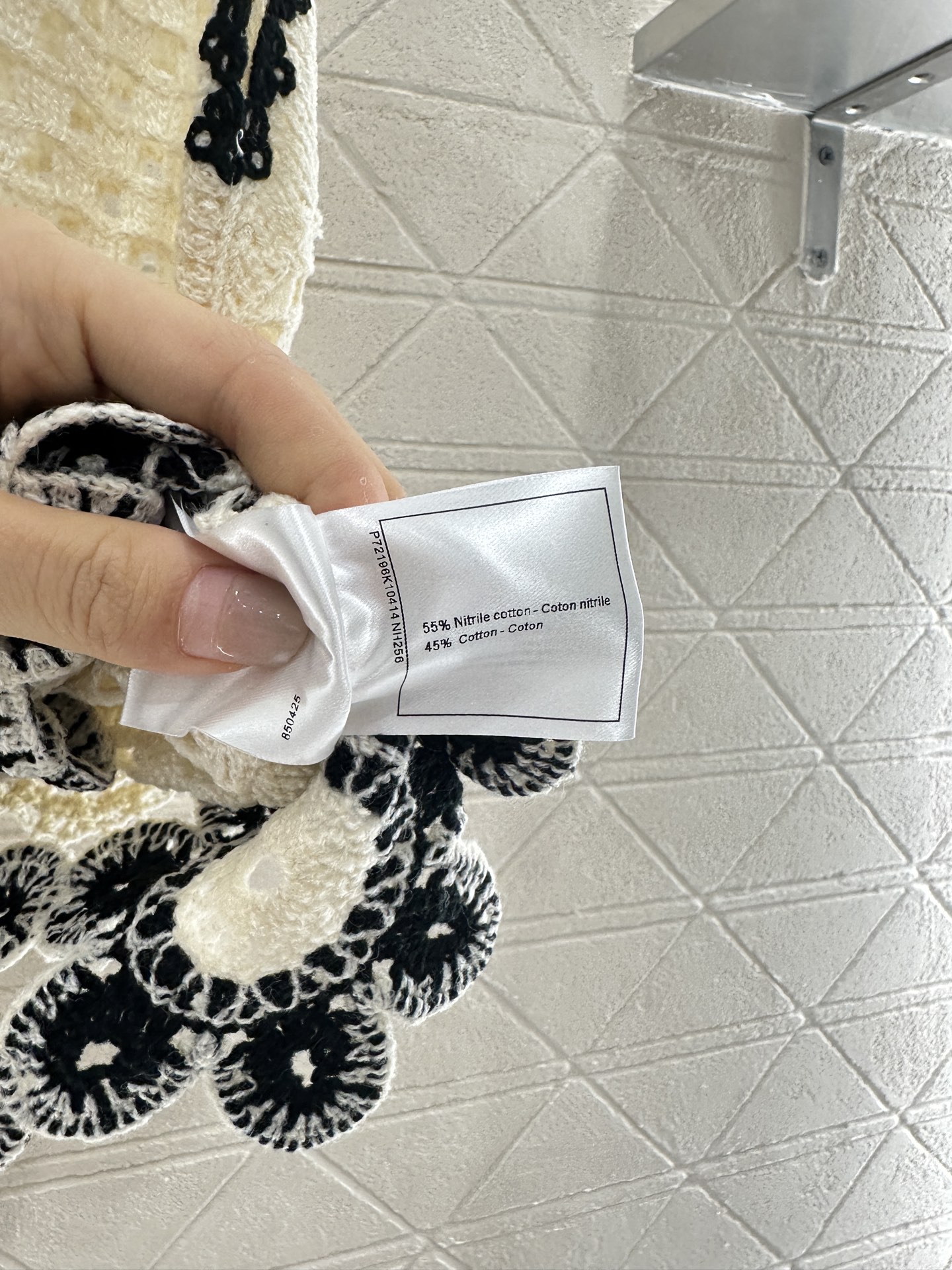 ♥Chane*♥2025新品上架
    编织花朵撞色针织背心
定制YB棉毛纱线织造 柔软亲肤 舒适有型