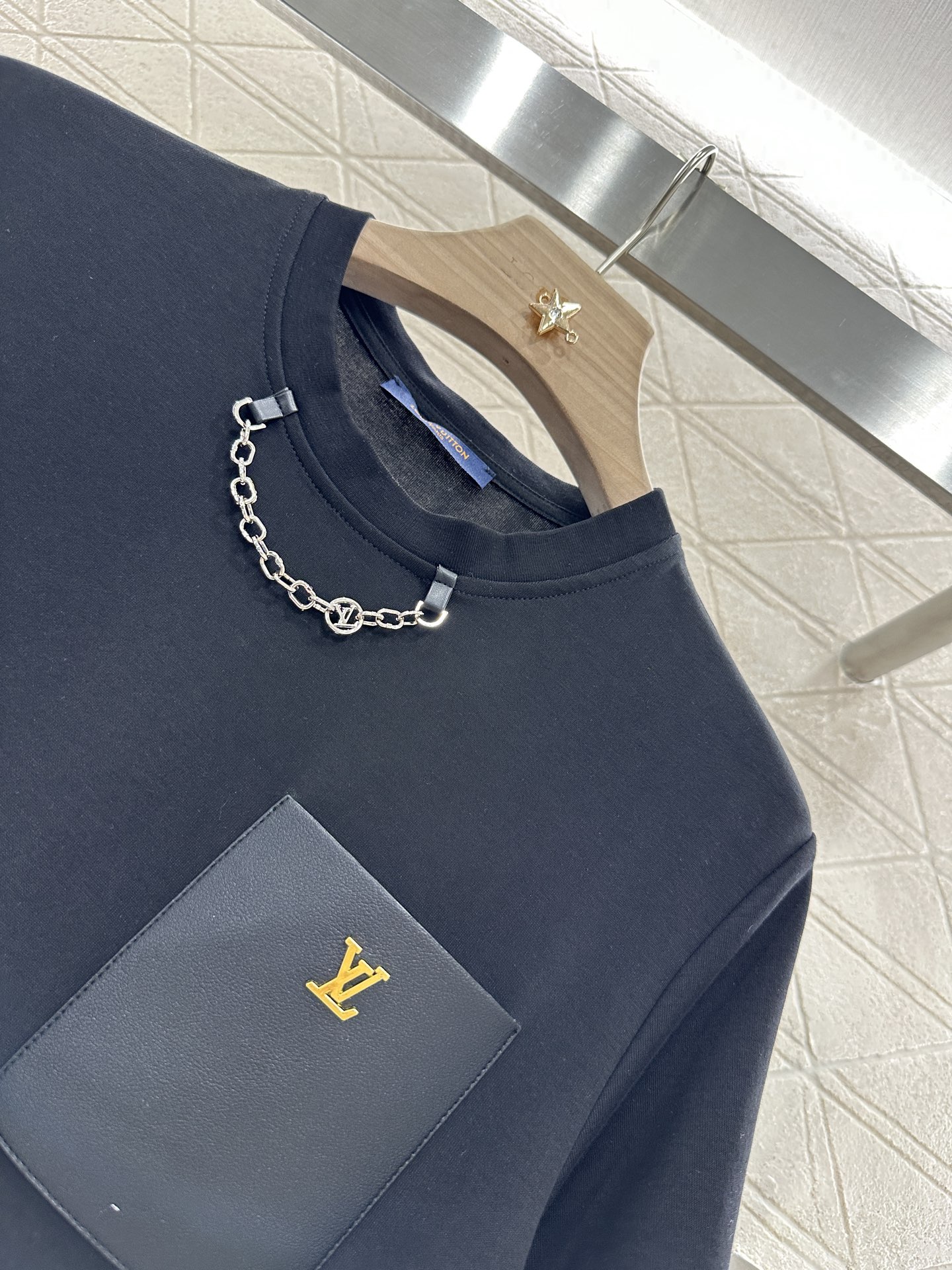 ♥Louis Vuitto*♥2025新品上架
    口袋短袖短裤套装
口袋短袖上衣全棉材质的织造 透