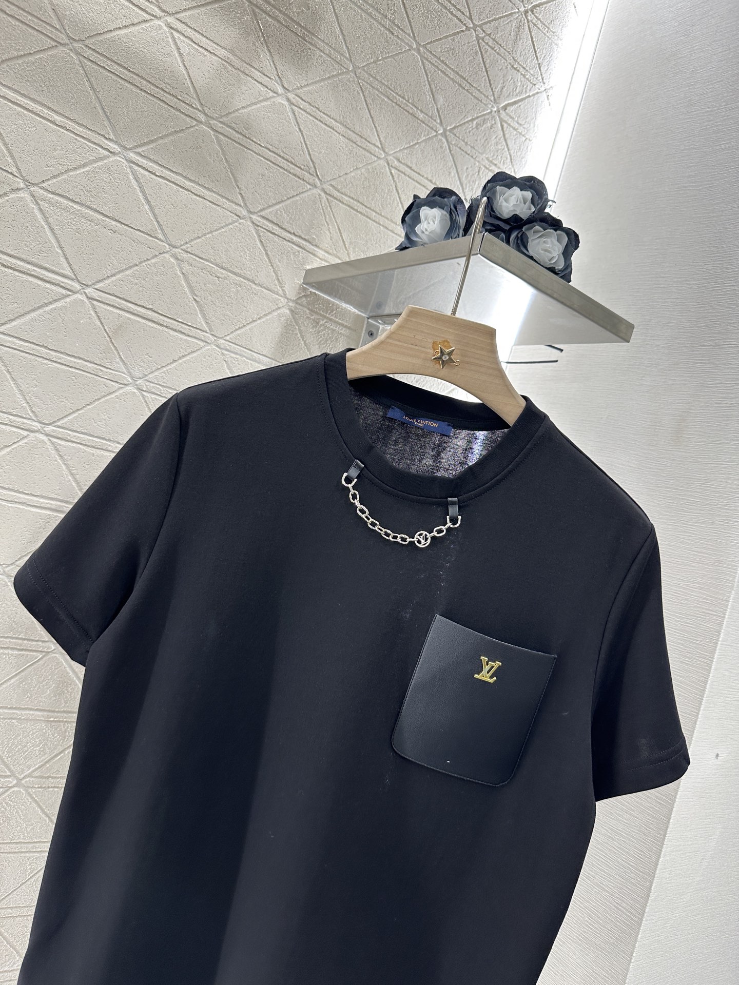♥Louis Vuitto*♥2025新品上架
    口袋短袖短裤套装
口袋短袖上衣全棉材质的织造 透