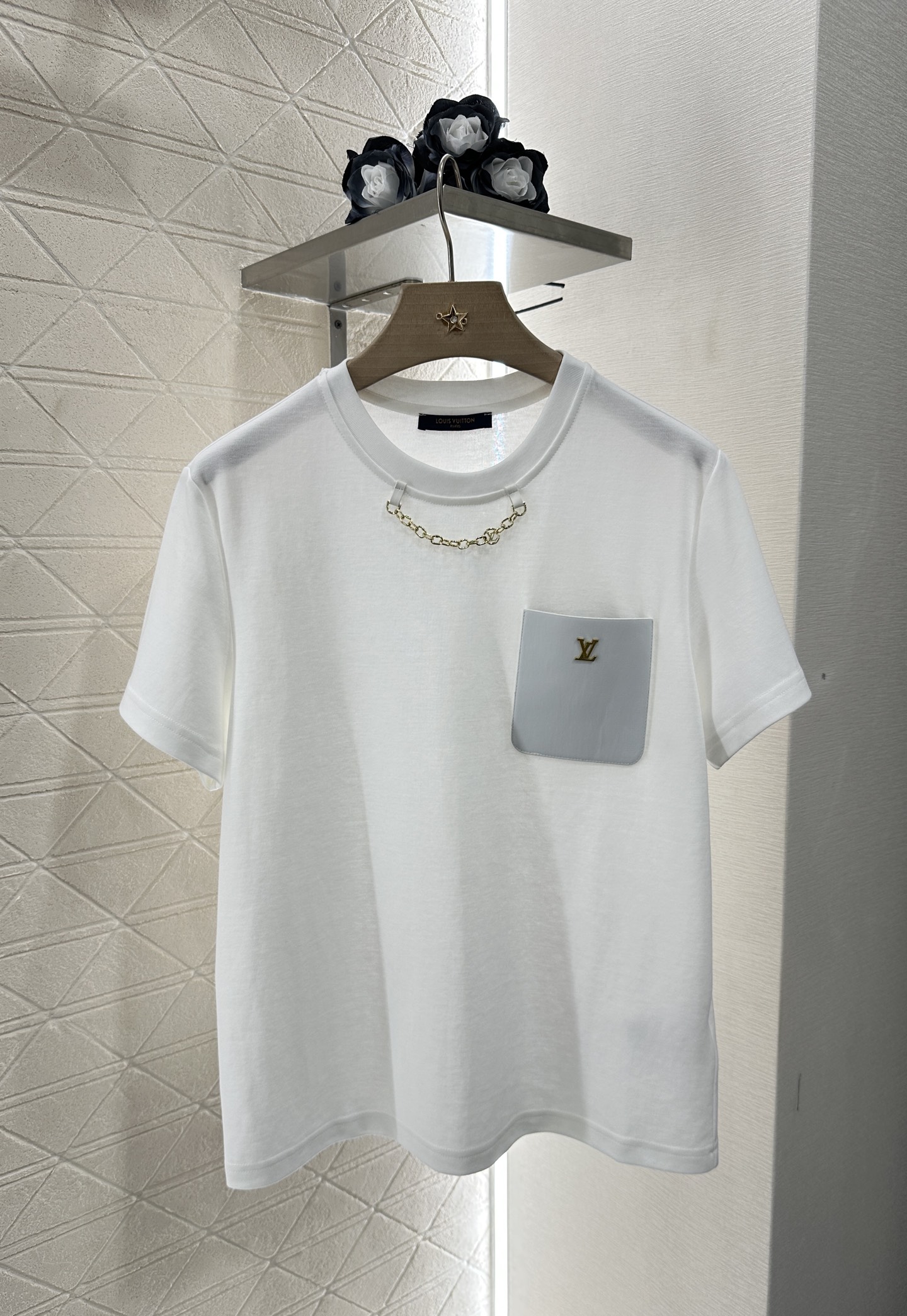 ♥Louis Vuitto*♥2025新品上架
    口袋短袖短裤套装
口袋短袖上衣全棉材质的织造 透