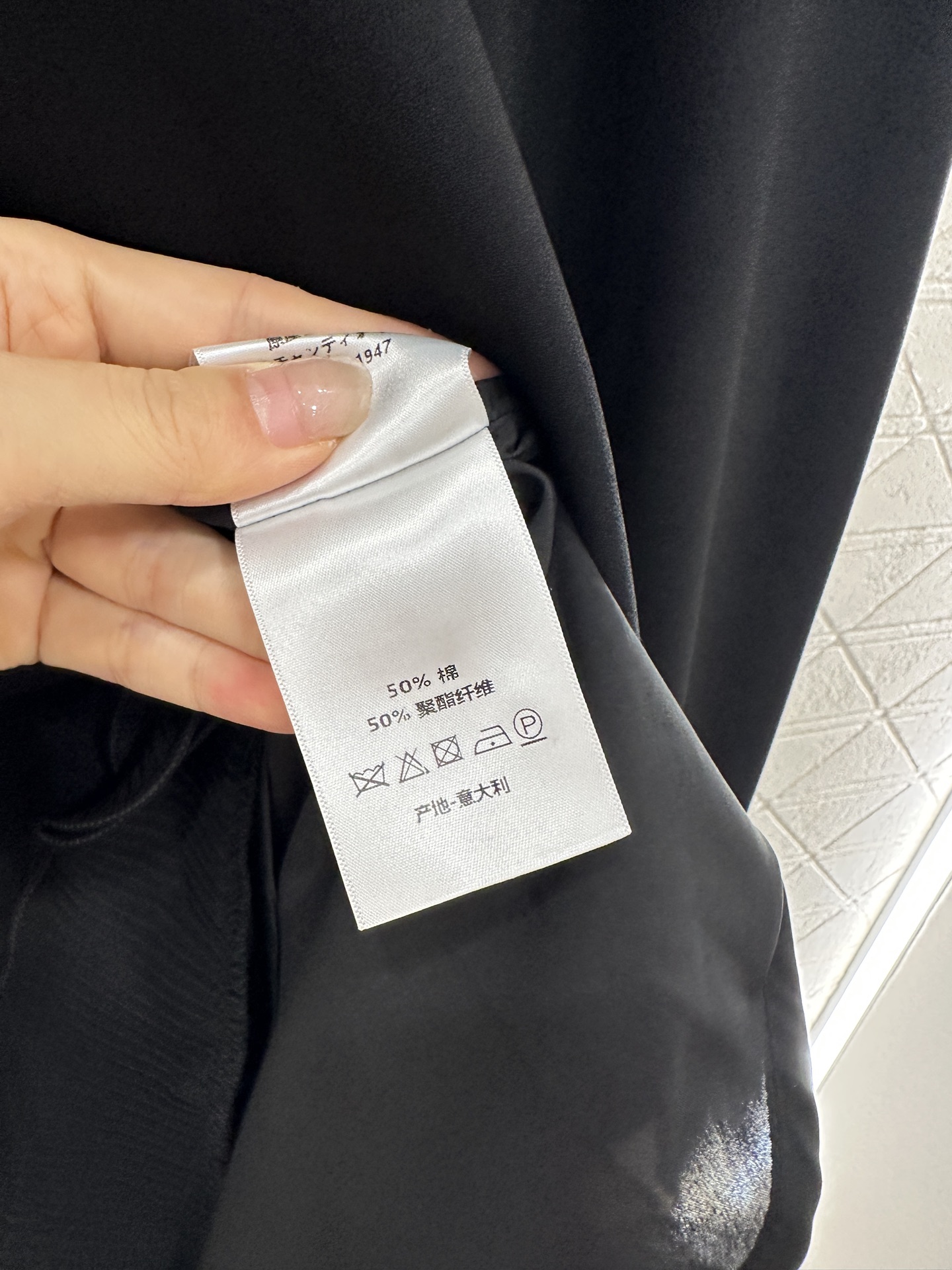 ♥Dio*♥2025新品上架
     连帽背心裙
定制YB进口醋酸材质 质感高级 挺括有型 纽扣半开襟