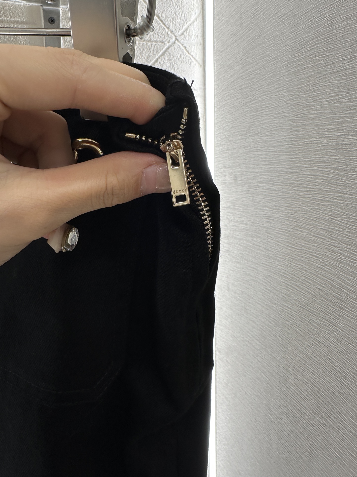 ♥Gucc*♥2025新品上架
    链扣衬衫外套半裙套装
定制YB斜纹全棉材质 质感高级 穿搭有型 