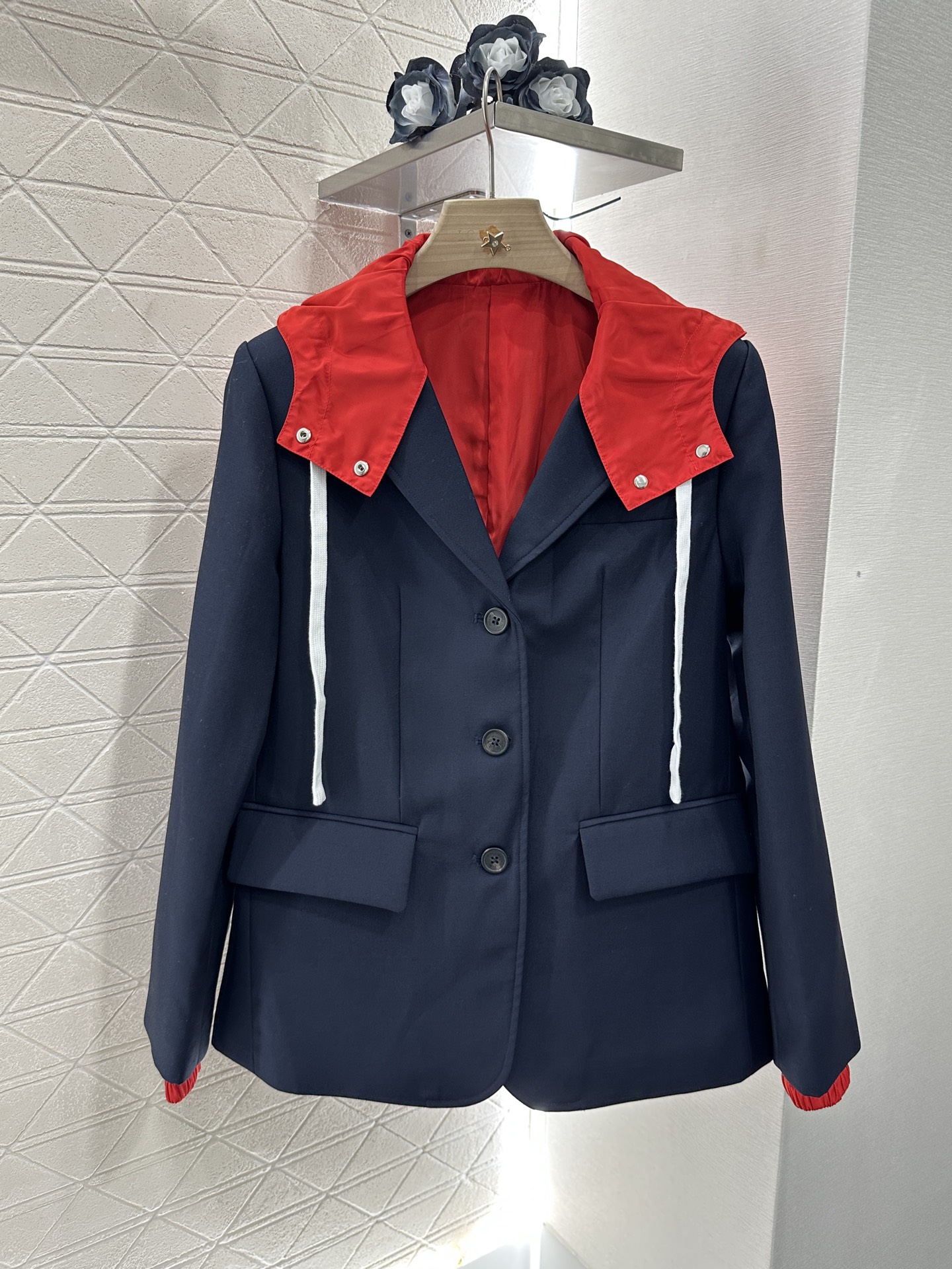 ♥Miumi*♥2025新品上架
     垫肩拼色西装外套
定制YB进口精纺羊毛材质 质感光泽 品相十