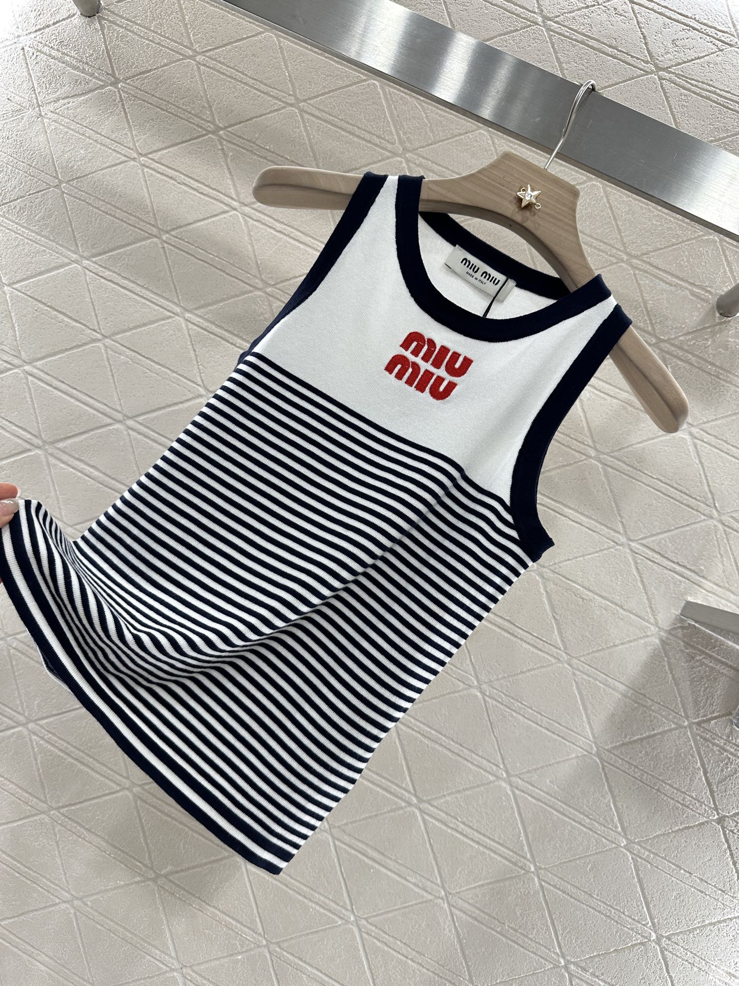 ♥Miumi*♥2025新品上架
      条纹挖肩针织背心
定制YB丝毛纱线织造 质感高级舒适 挖肩