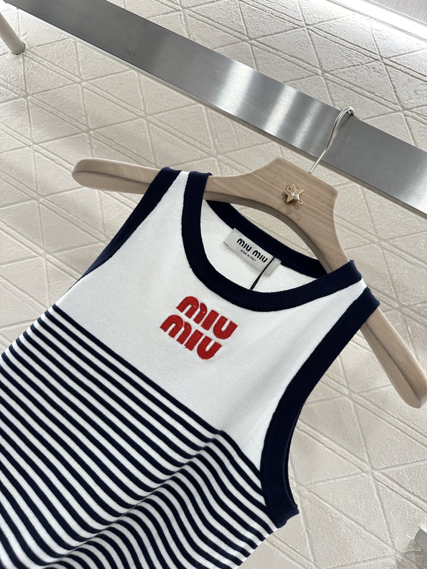 ♥Miumi*♥2025新品上架
      条纹挖肩针织背心
定制YB丝毛纱线织造 质感高级舒适 挖肩