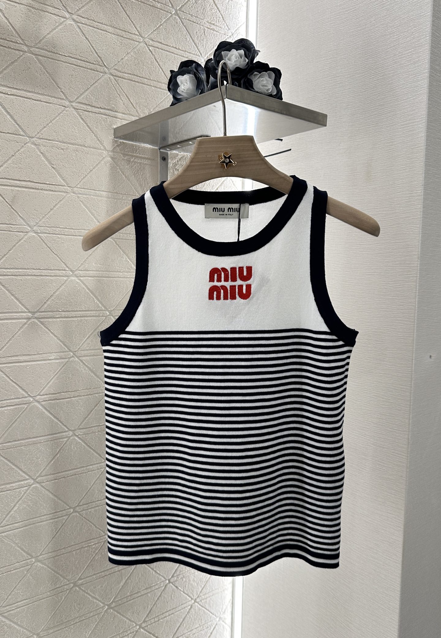 ♥Miumi*♥2025新品上架
      条纹挖肩针织背心
定制YB丝毛纱线织造 质感高级舒适 挖肩